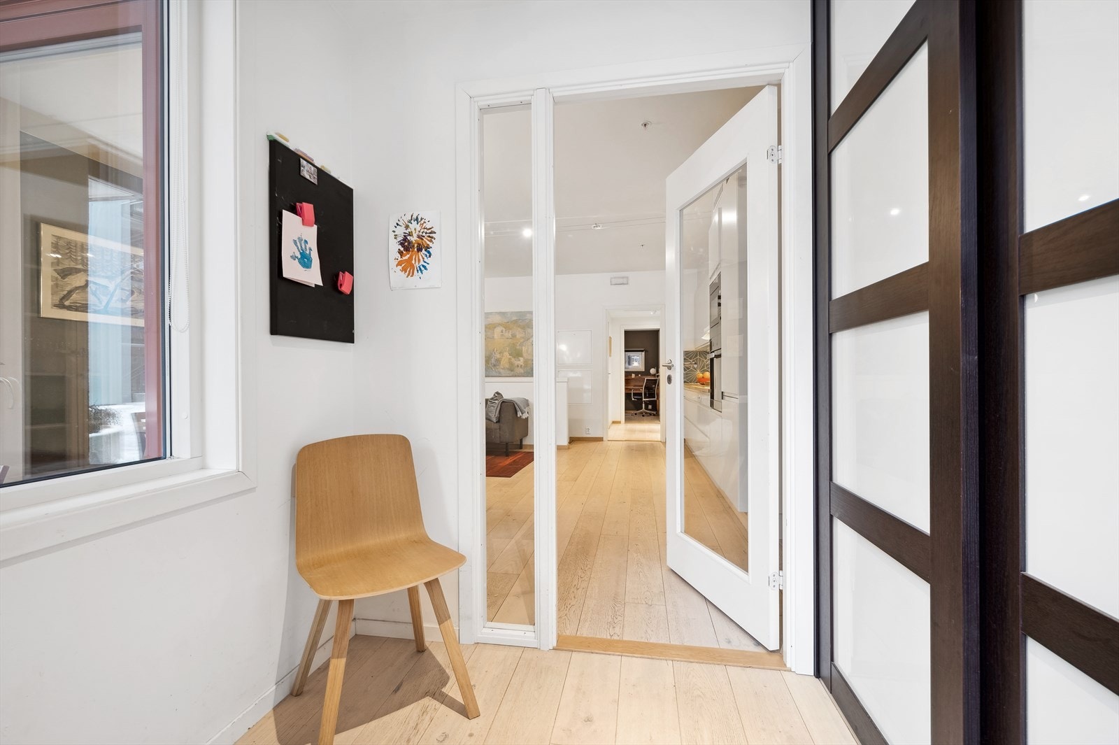Leiligheten har adkomst fra 1. etasje, hvor du blir blir møtt av en innbydende entré. Galleribilde