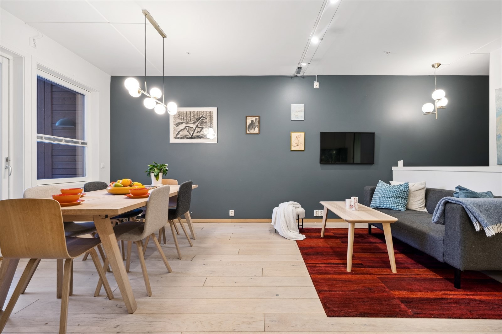 Stuen er møbleringsvennlig og fremstår som innbydende, med sone for sofagruppe, TV-møblement og spisestue. Galleribilde