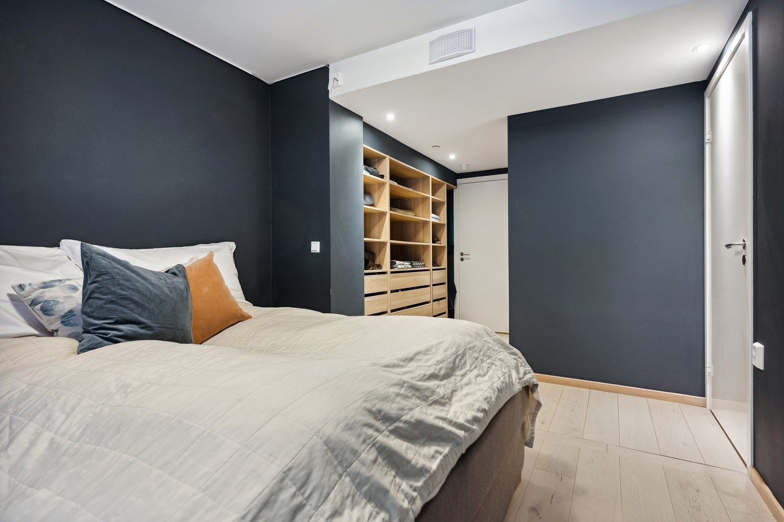 Rommet har fine overflater med parkett på gulvet, vegger malt i tidløs farge og downlights i himlingen. Galleribilde