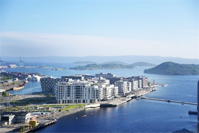 På Sørenga kan du ta på deg morgenkåpen og tusle ned til til det populære sjøbadet for et morgenbad. Galleribilde