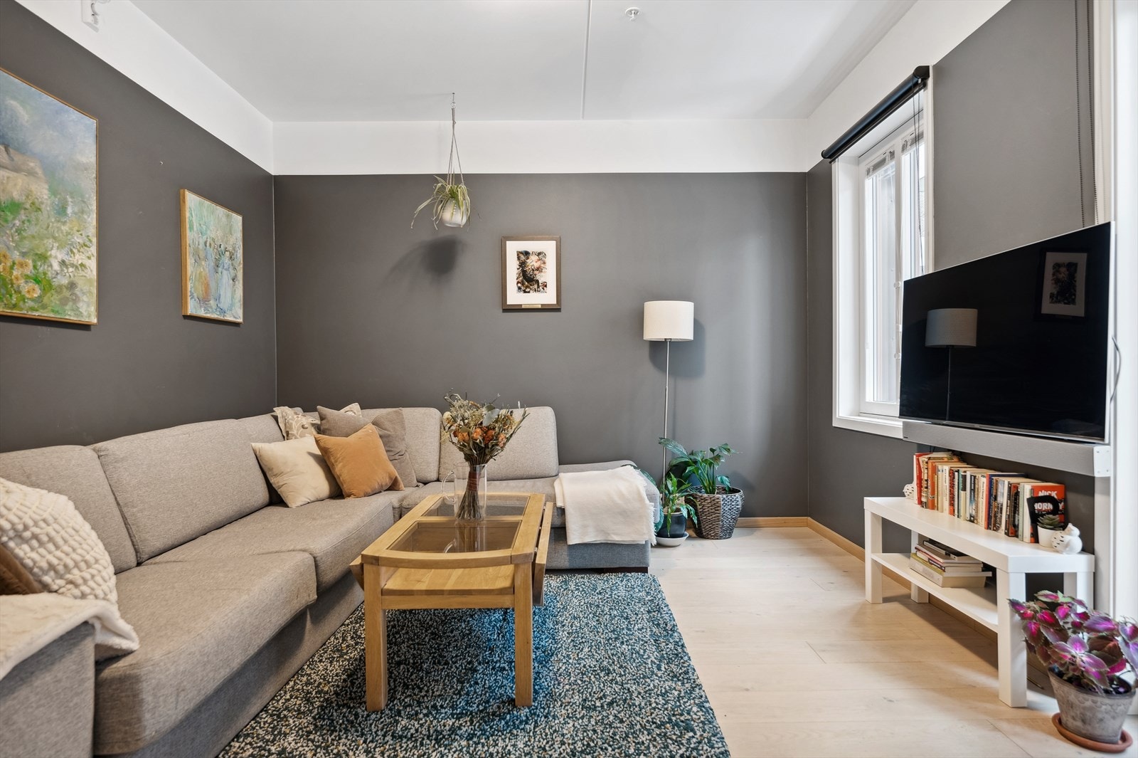Det ene soverommet ligger i 1. etasje og benyttes i dag som en ekstra stue. Galleribilde