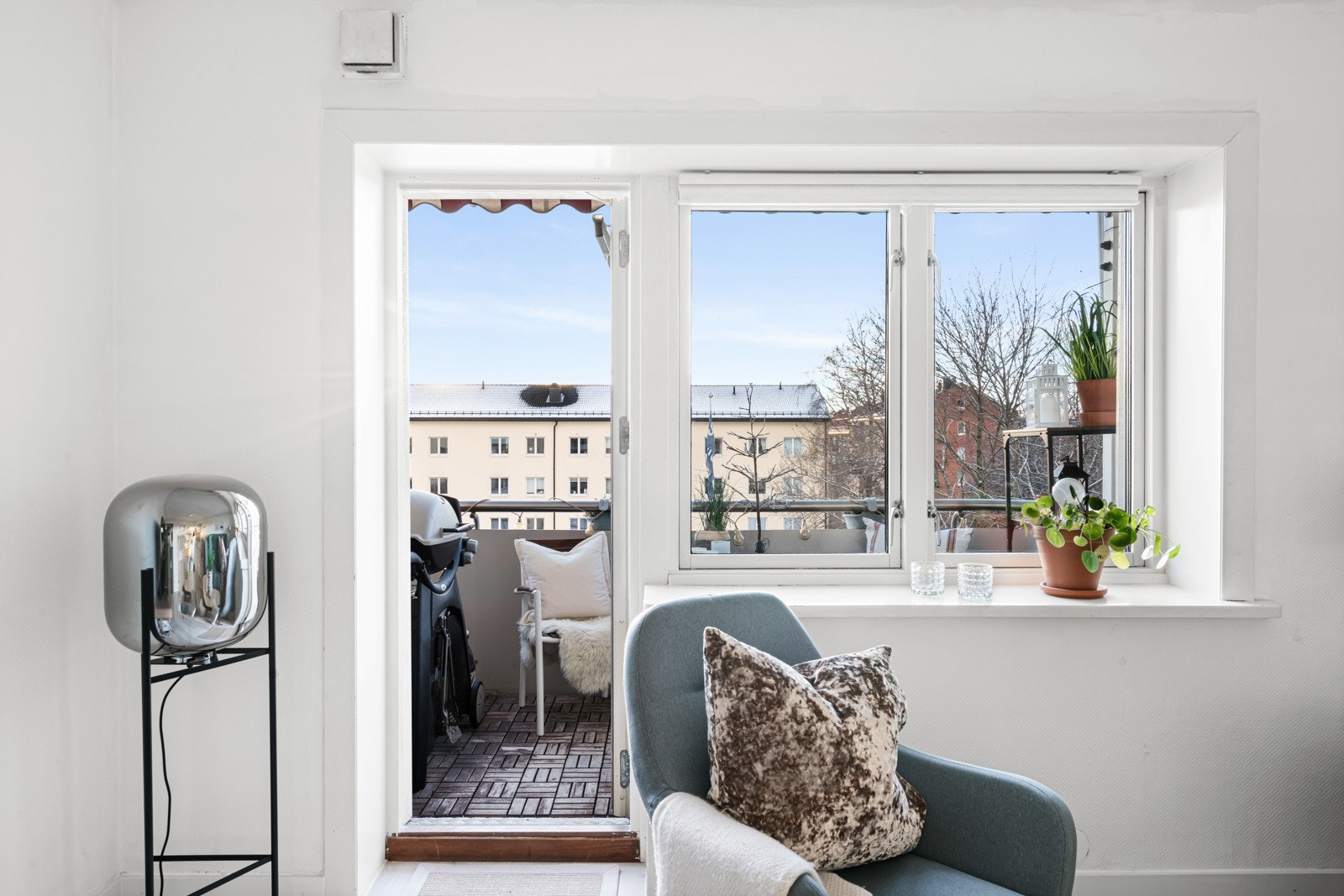 Tilgang til deilig balkong fra stuen, som blir en naturlig forlengelse av rommet. Galleribilde