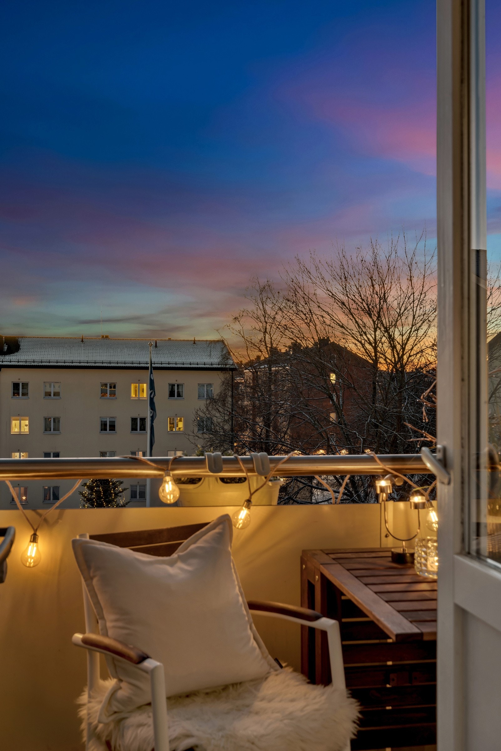 Balkongen måler ca. 6 kvm, vender mot sydvest og er utstyrt med markise. Galleribilde