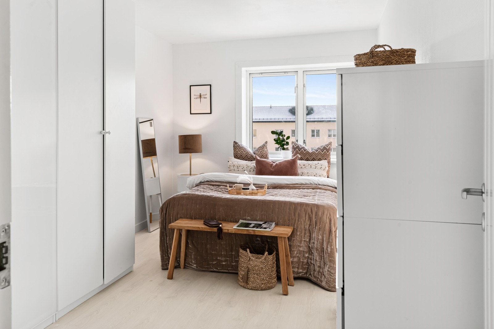 Hovedsoverommet har plass til dobbeltseng med tilhørende nattbord, og i rommet står det et stort garderobeskap med hvite fronter. Galleribilde