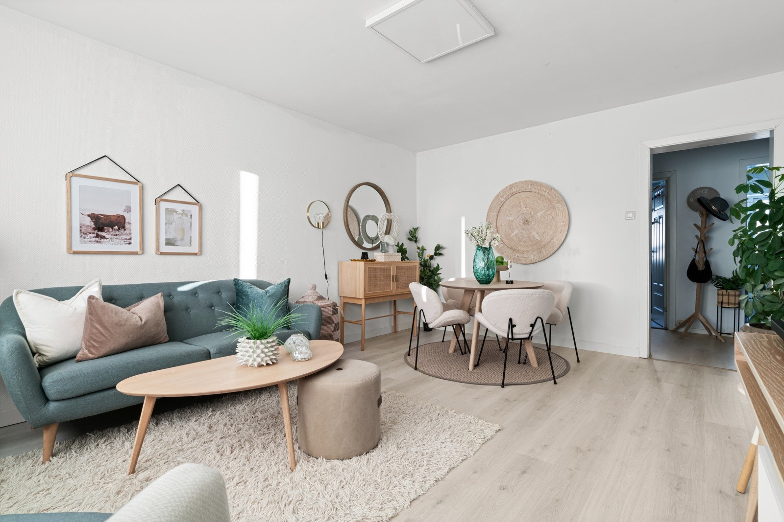 Stuen er et delikat og romslig oppholdsrom, som innbyr til hygge fra tidlig morgen til sent på kveld. Galleribilde