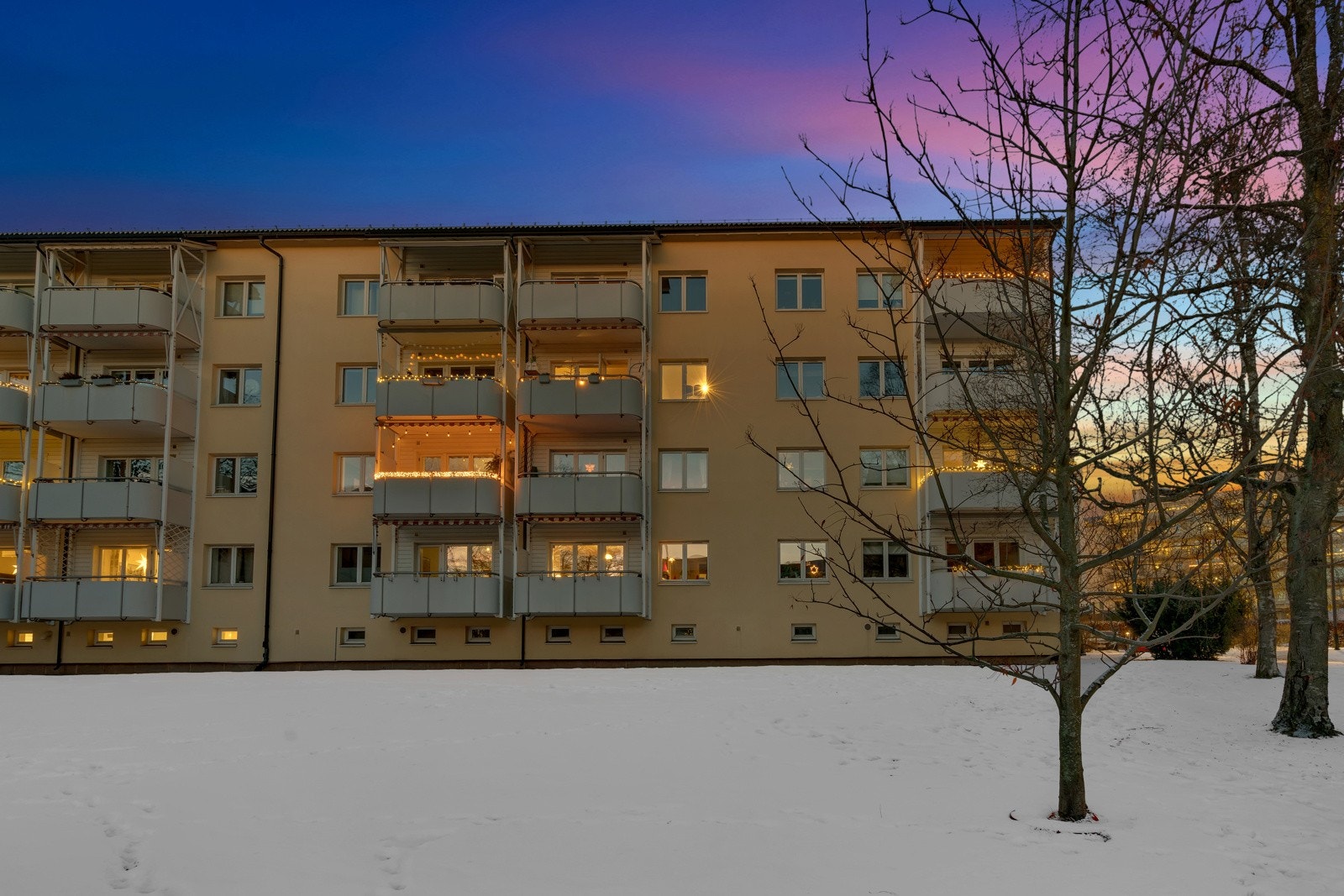 Leiligheten er en del av et veldrevet borettslag med god økonomi, og rundt blokkene er det store grøntarealer med diverse beplantning. Galleribilde