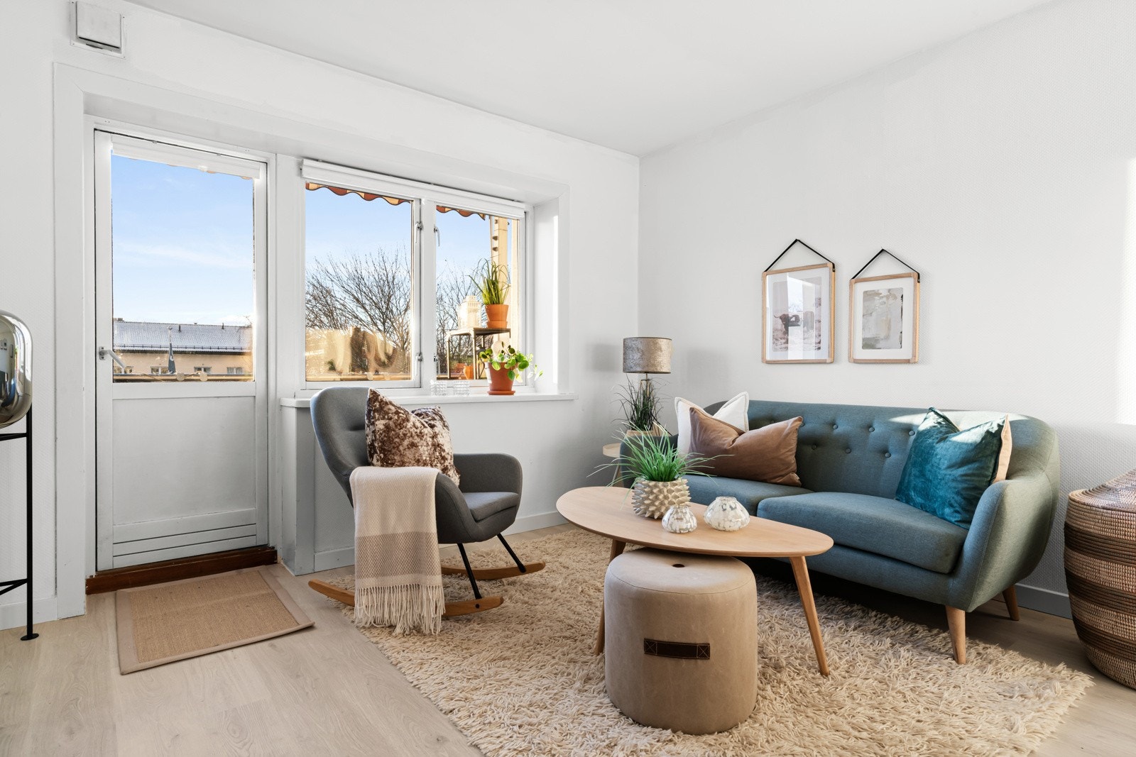 Velkommen til en lys og delikat 3-roms andelsleilighet med arealeffektiv og gjennomgående planløsning. Galleribilde