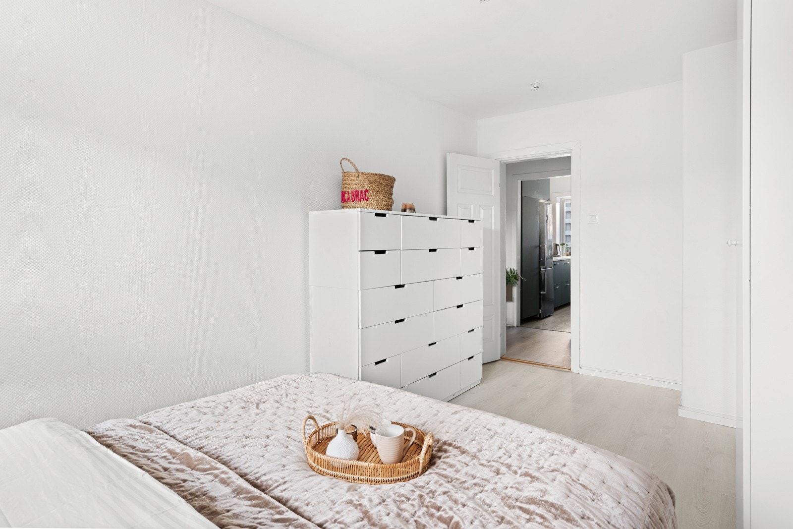 God plass til stor dobbeltseng uten at romfølelsen settes på spill. Galleribilde