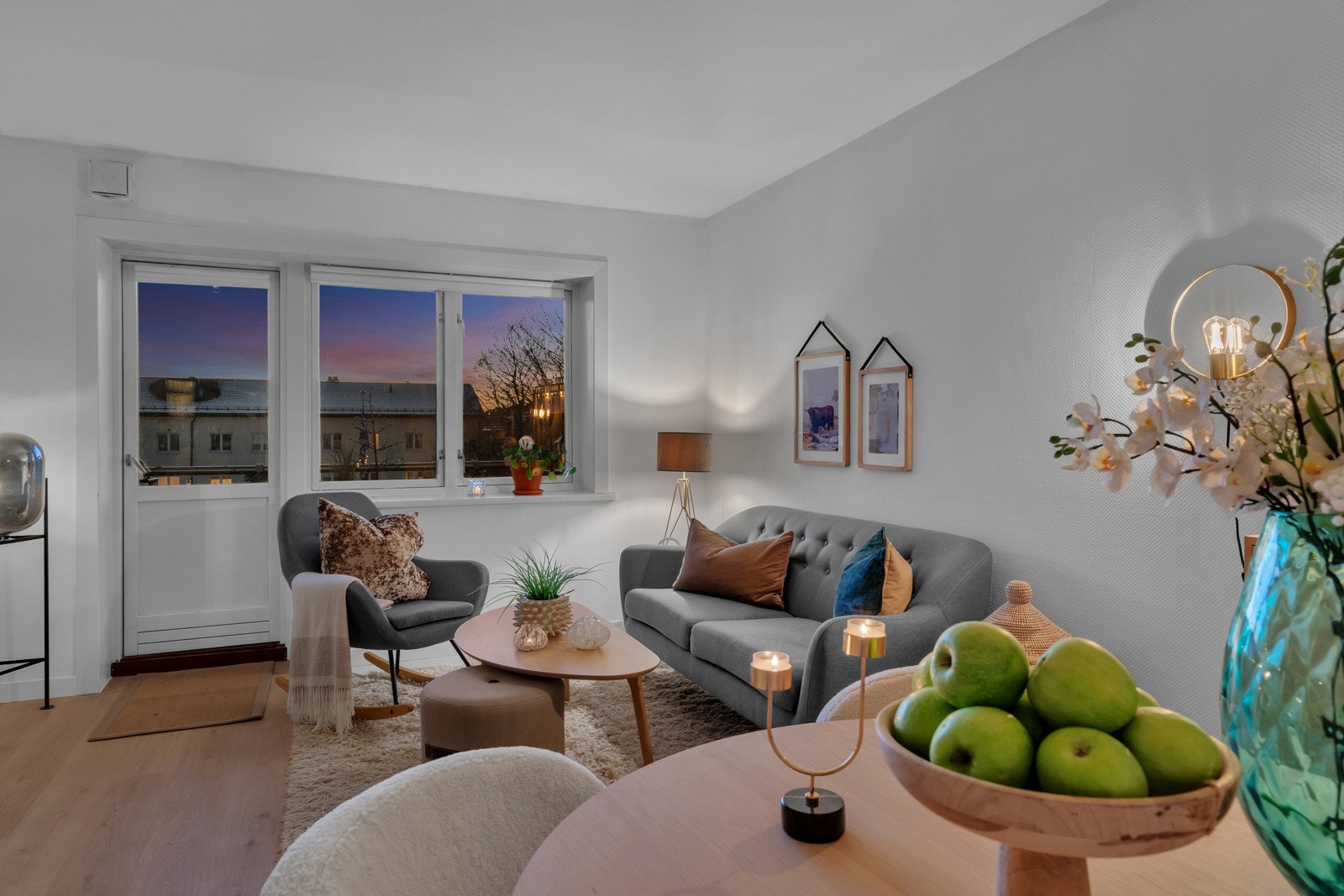 Stuen er særlig enkel å møblere. Her er det plass til spisegruppe, sofagruppe, tv-gruppe og tilhørende møblement. Galleribilde