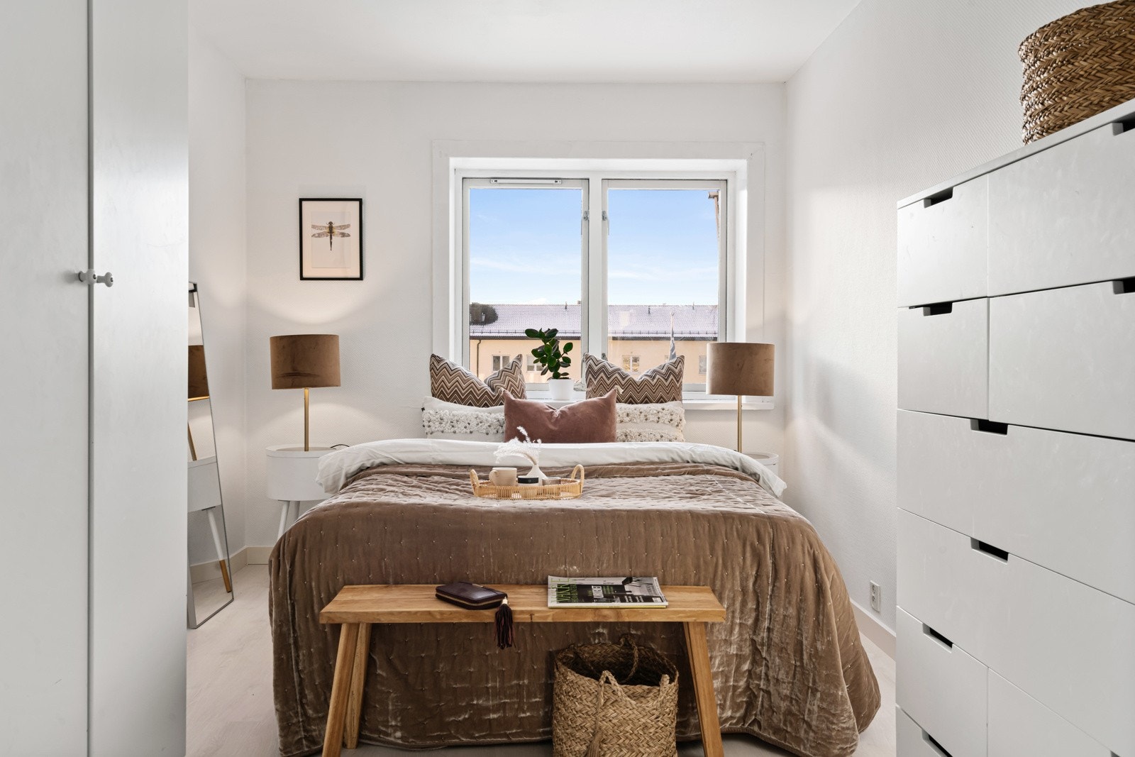 Begge rommene er nymalte og smakfullt innredet med nytt 1-stavs laminatgulv. Galleribilde