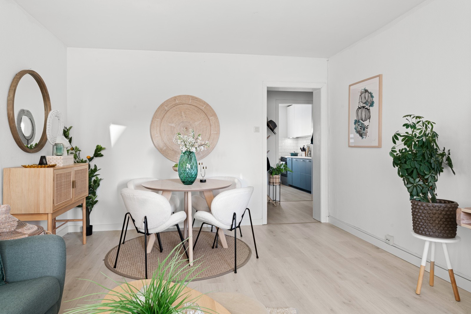 Stuen har god plass til flere soner - uten at det oppleves rotete. Galleribilde