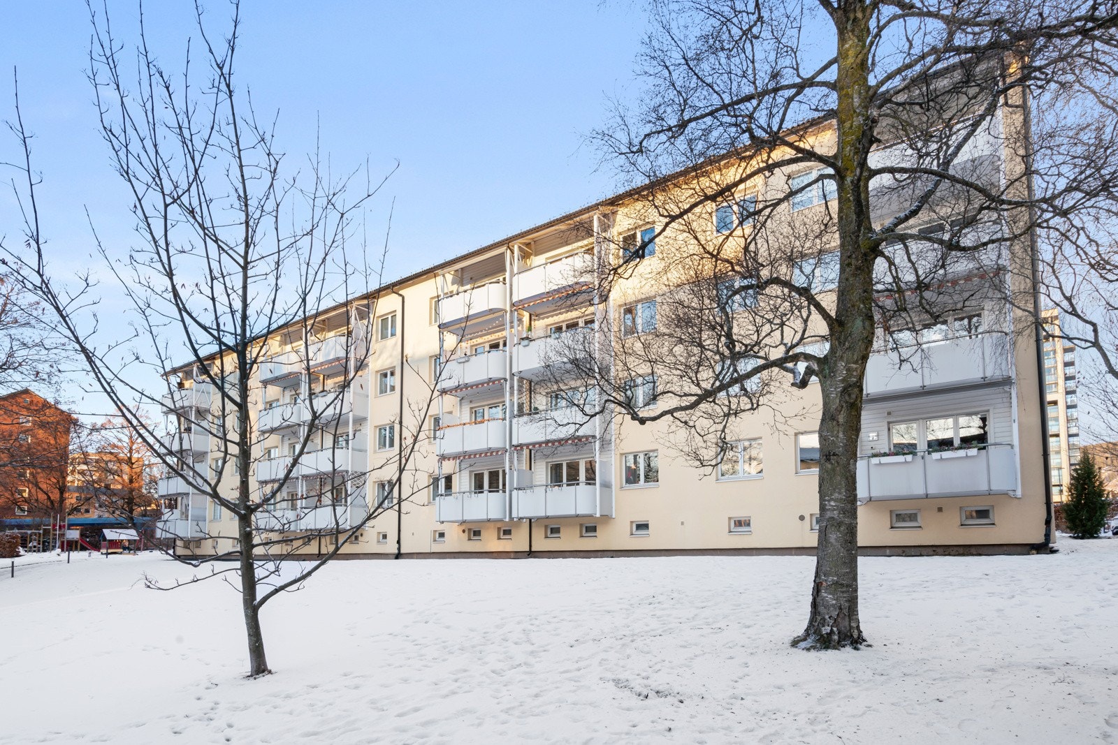 Om ønskelig er det mulighet for leie av garasje-/p-plasser etter venteliste. Borettslaget har 46 garasjeplasser, 55 biloppstillingsplasser utendørs og to p-plasser utstyrt med ladere for elbiler. Galleribilde