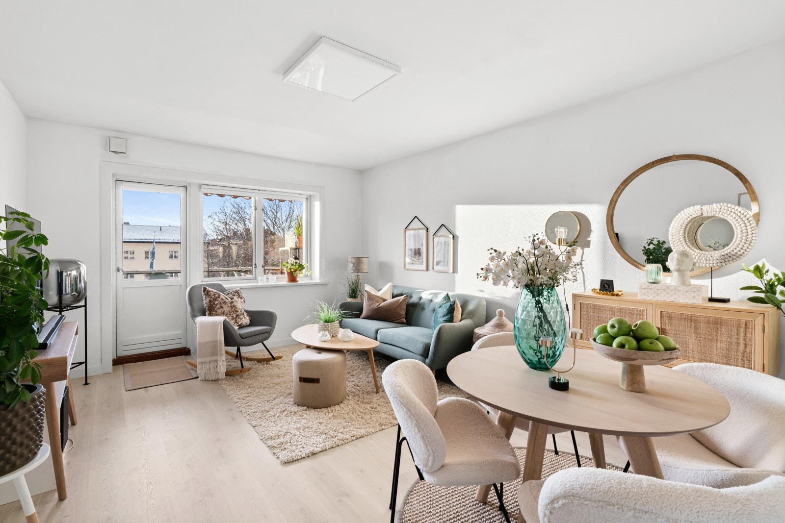 Mye naturlig lys slippes inn i stuen gjennom de store vindusflatene, som gir en herlig romfølelse. Galleribilde