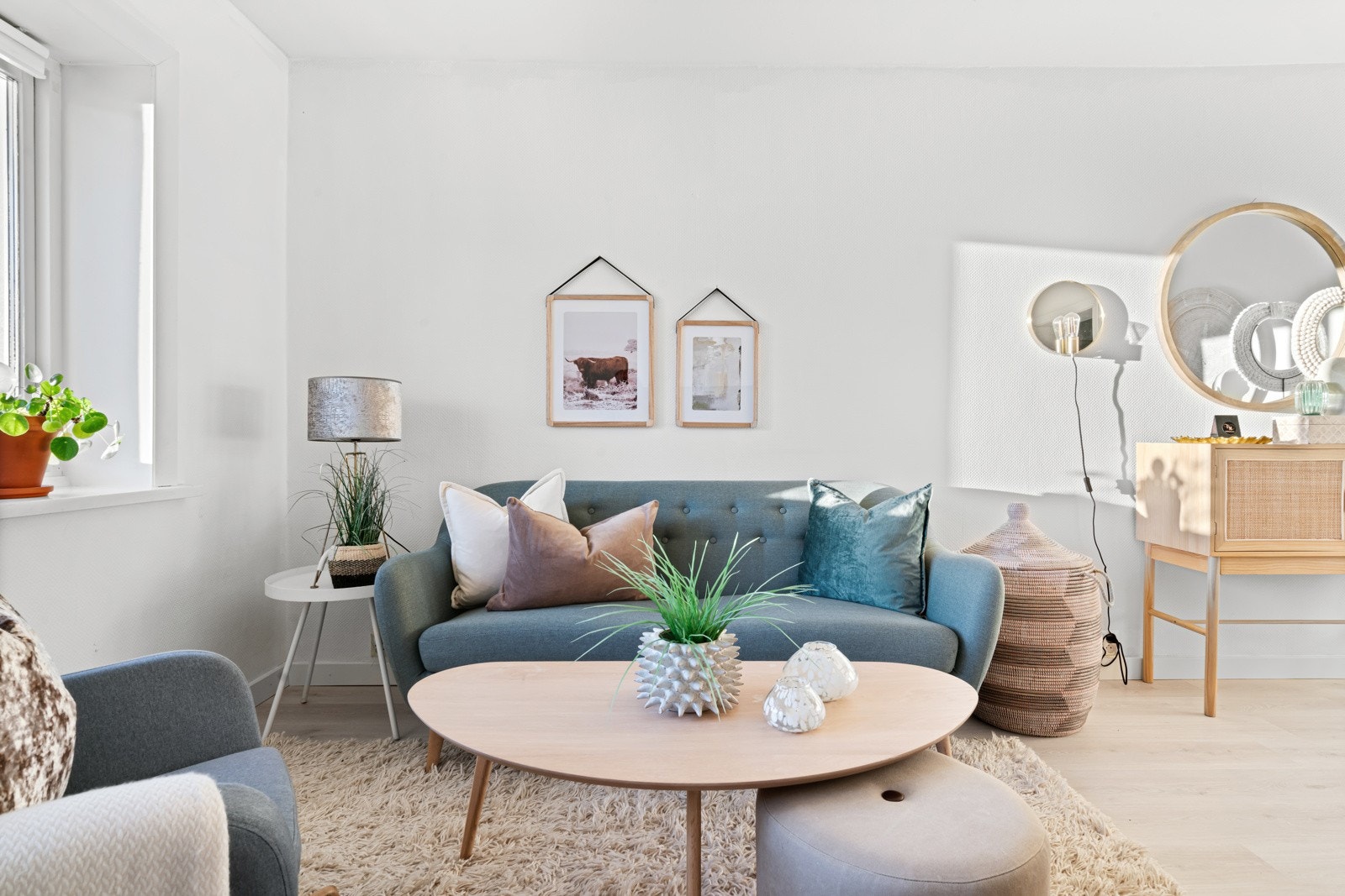 Et stort vindu i front slipper inn godt med dagslys, og det er direkte utgang til den solfylte balkongen mot sydvest. Galleribilde