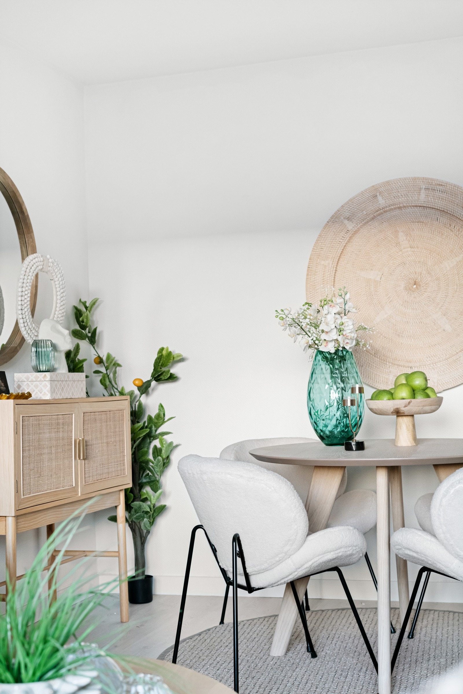 Stilen i stuen er lik den presentert i entreen; nytt 1-stavs laminatgulv og hvitmalte vegger. Galleribilde