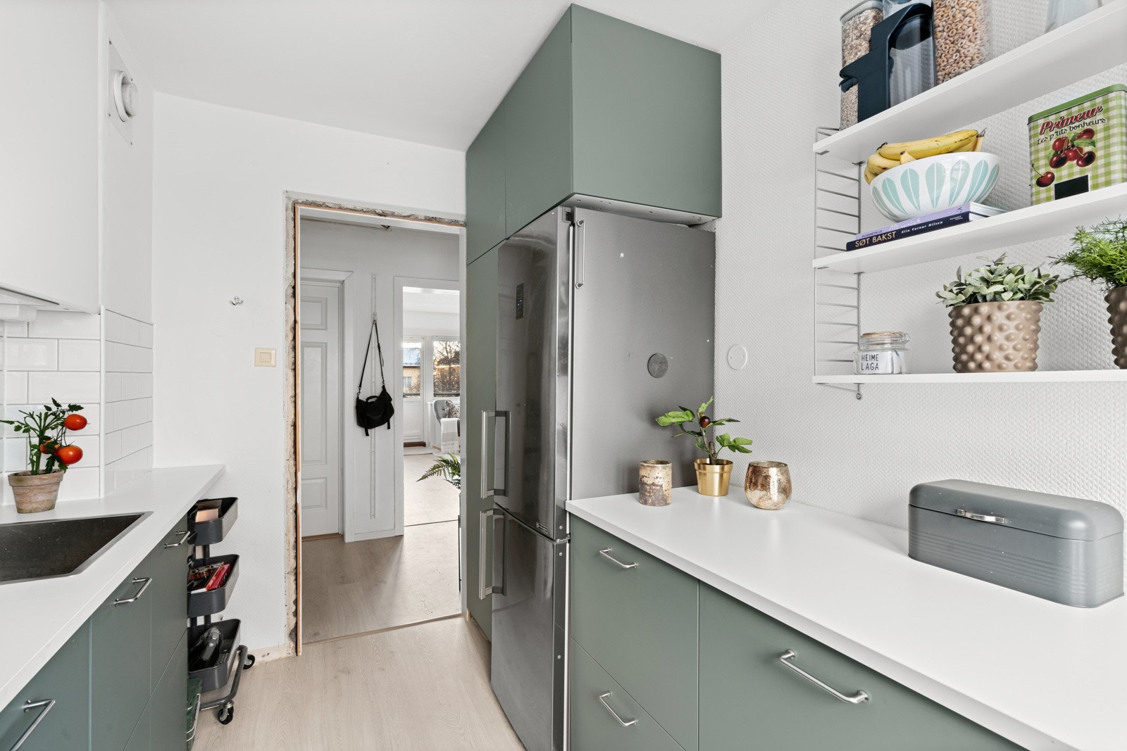 For et luftigere uttrykk er flere overskap droppet til fordel for åpne hyller og flater, men det er likevel godt med både skap- og skuffeplass på kjøkkenet. Galleribilde