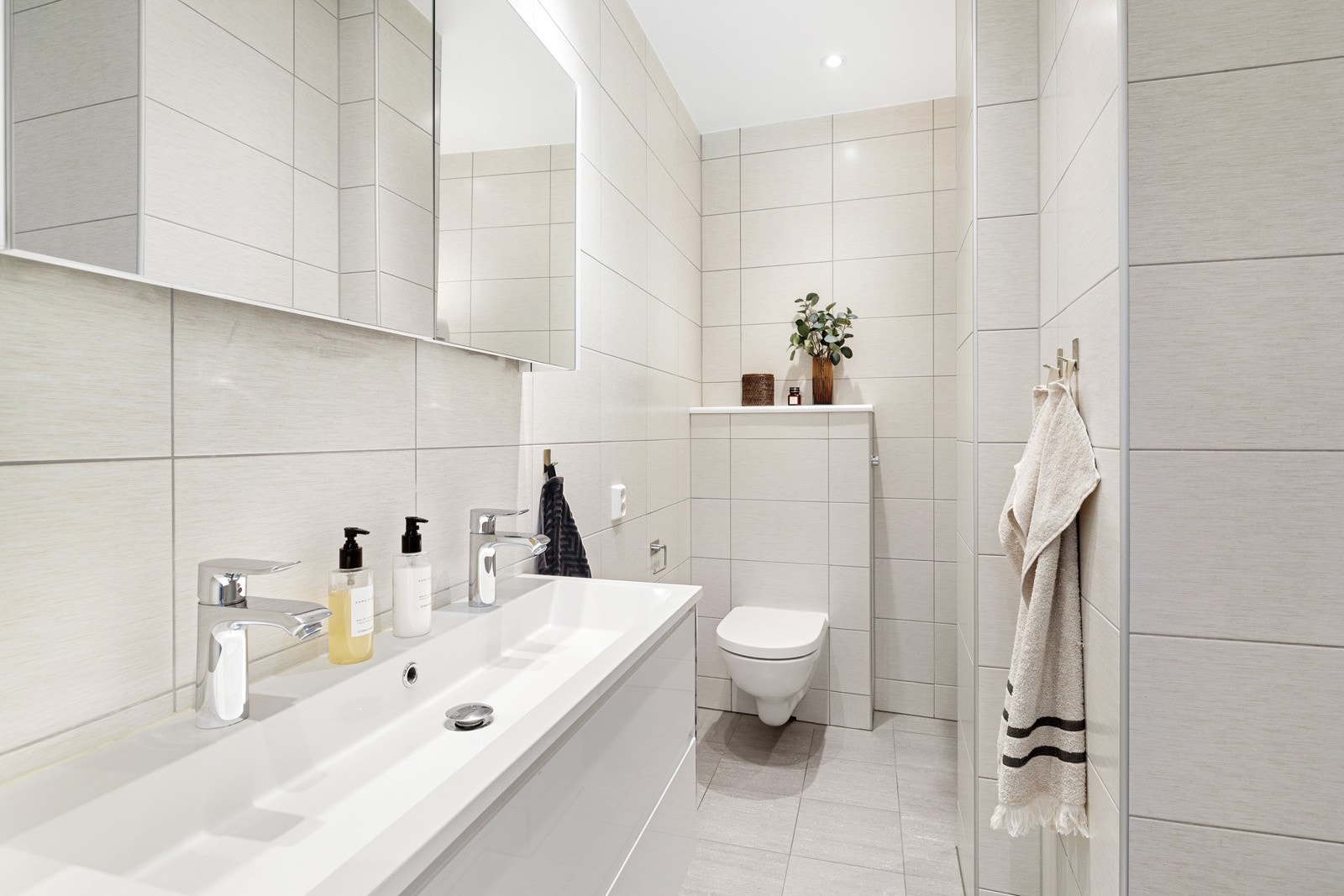 Flislagt baderom med behagelig gulvvarme fra 2013 Galleribilde