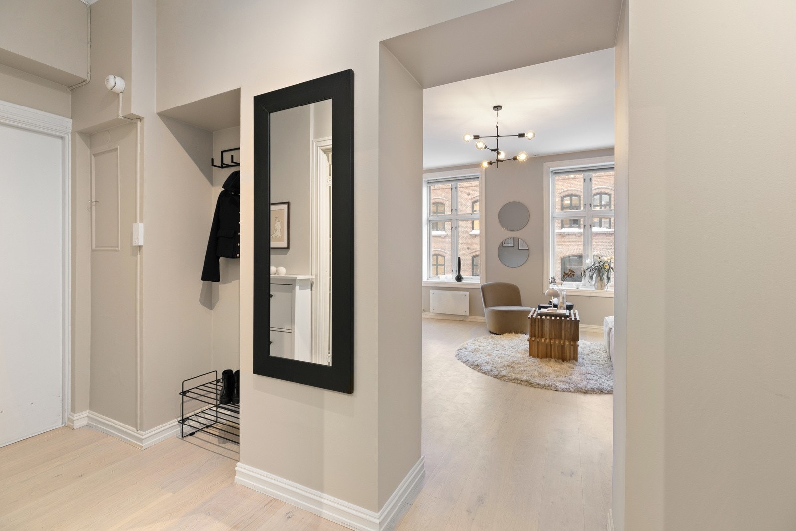 Innbydende entré som gir et godt inntrykk av hva boligen har å by på - velkommen inn! Galleribilde