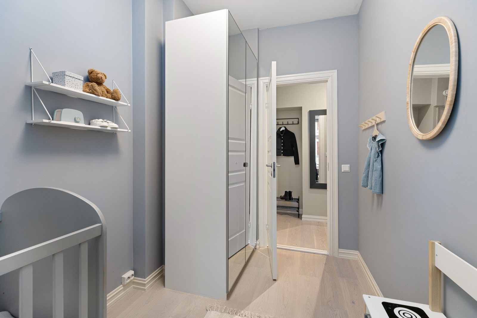 Rommet passer svært godt som et barnerom, gjesterom og som et fullverdig hjemmekontor Galleribilde