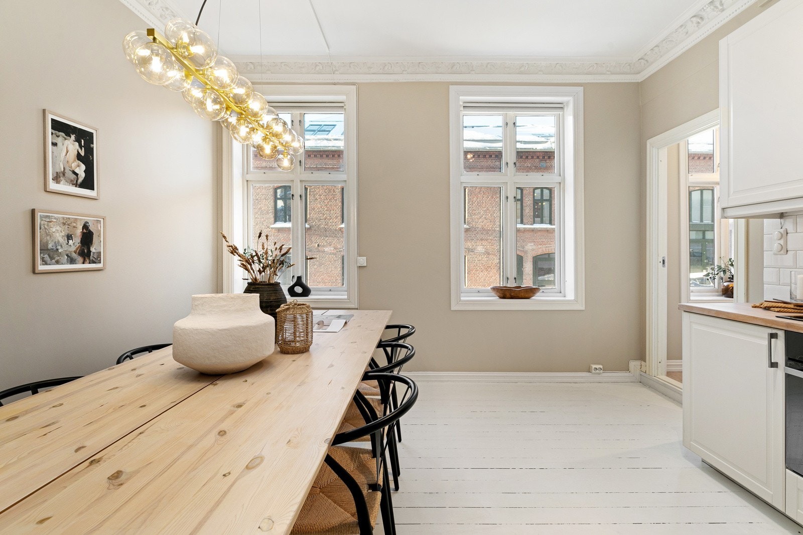 Rekken av store vindusflater sammen med den gjennomgående planløsningen sikrer en svært god atmosfære Galleribilde