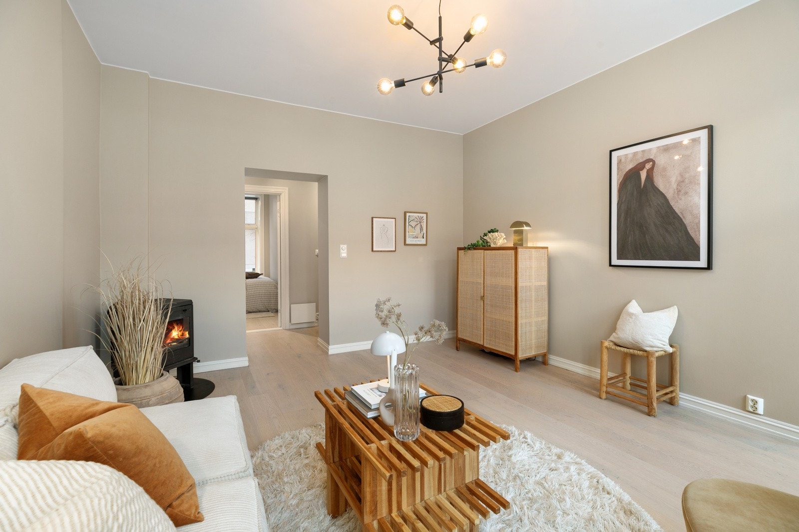 Peisen tilfører rommet en god porsjon med varme og hygge Galleribilde