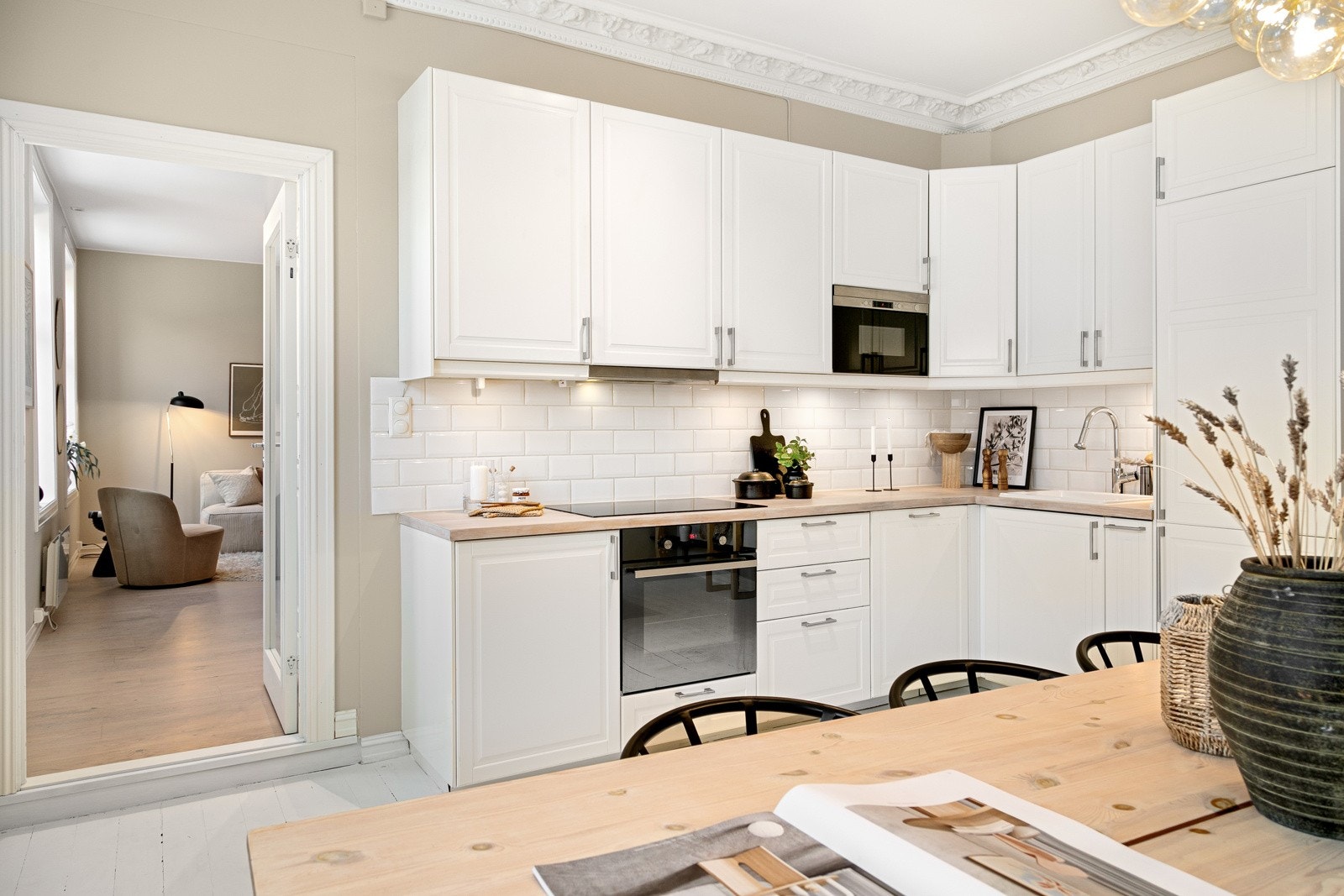 Kjøkkenet byr videre på integrert induksjonsplatetopp, stekeovn, mikrobølgeovn, oppvaskmaskin og kjøle/fryseskap Galleribilde