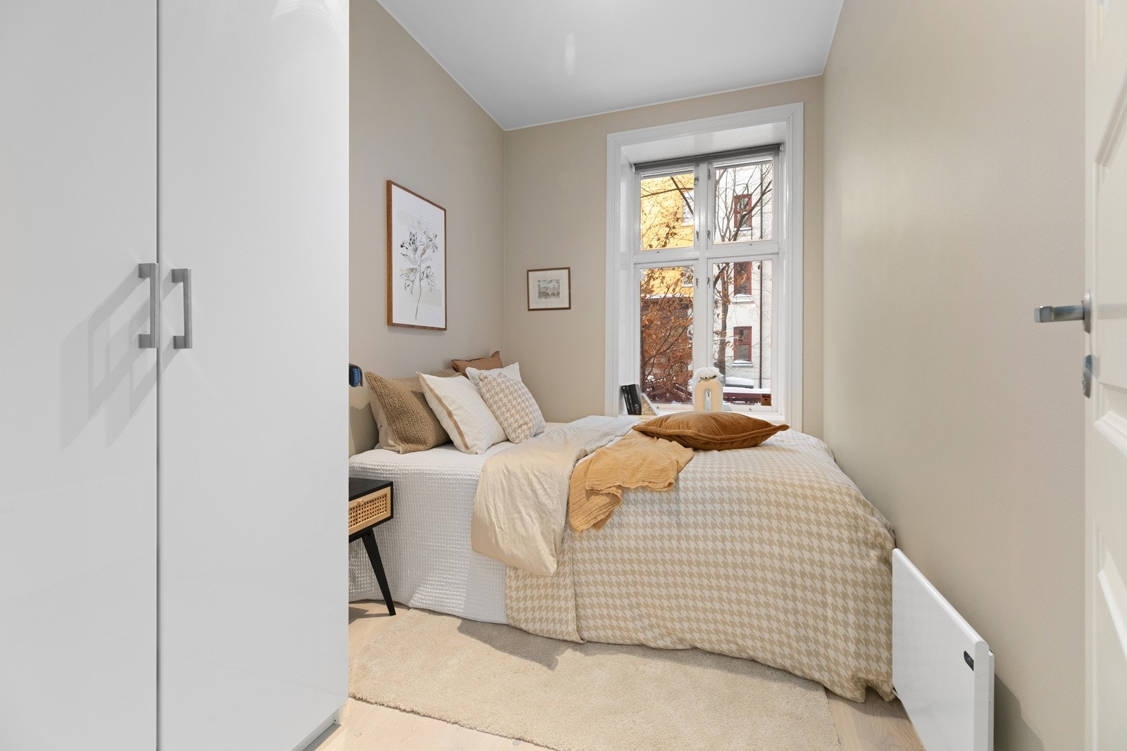 Romslig hovedsoverom med god plass til stor dobbeltseng og tilhørende nattbord Galleribilde