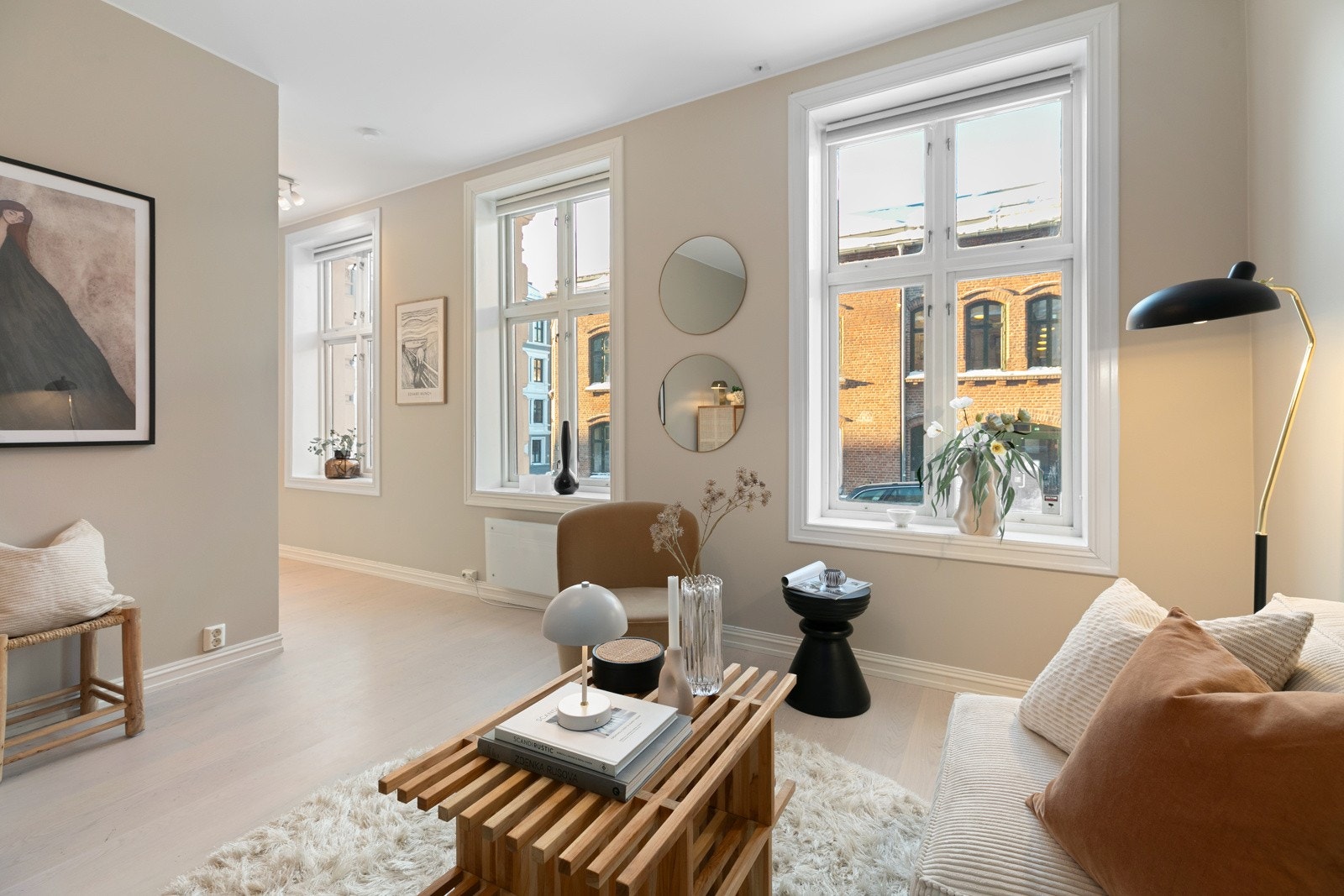 Innvendig byr leiligheten på en romslig stue med god plass til sofa med tilhørende møbler Galleribilde