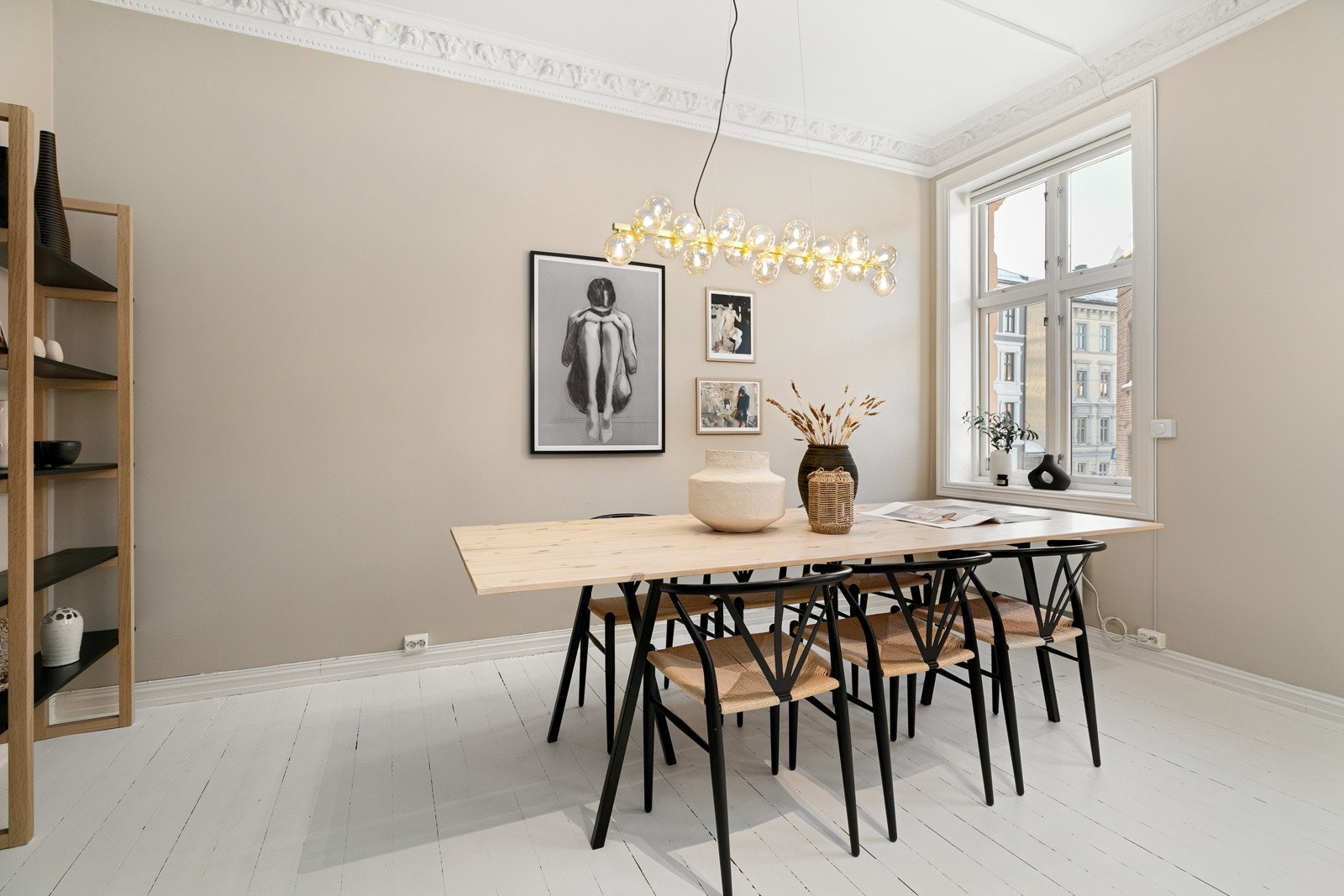 Her er det god plass til langbord, hvor du kan invitere flere gjester over til hyggelige middagsbesøk Galleribilde