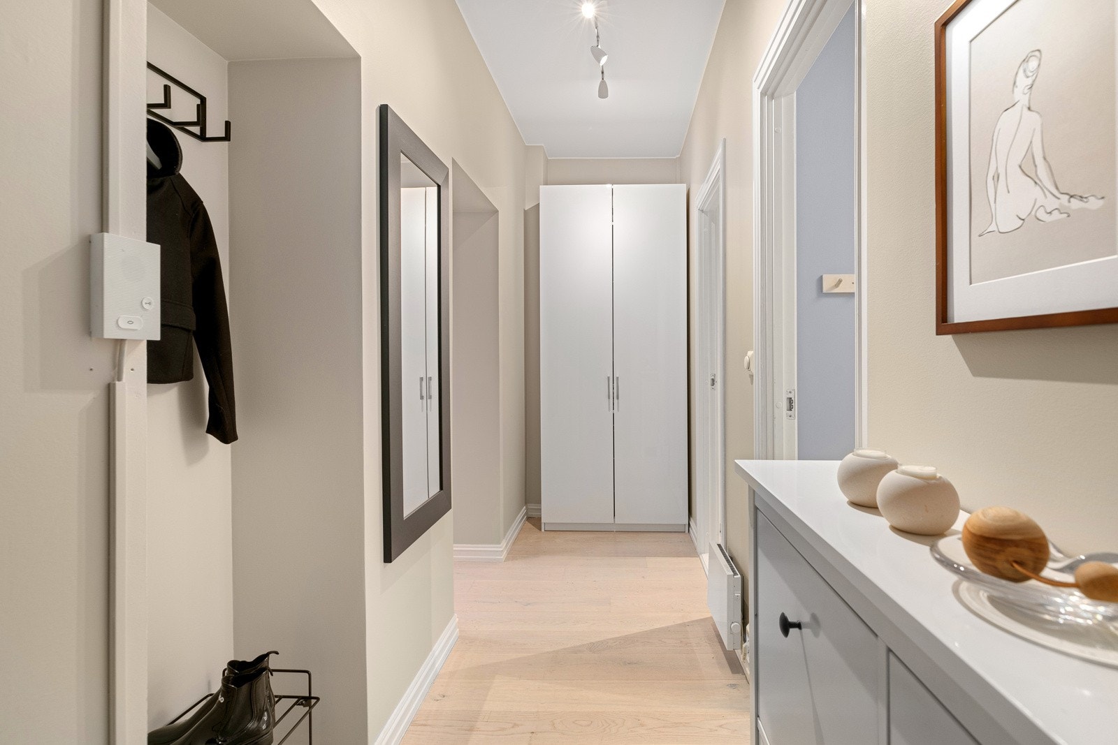 Det er plass til helfigurs speil, skohyller samt garderobeskap til klær Galleribilde