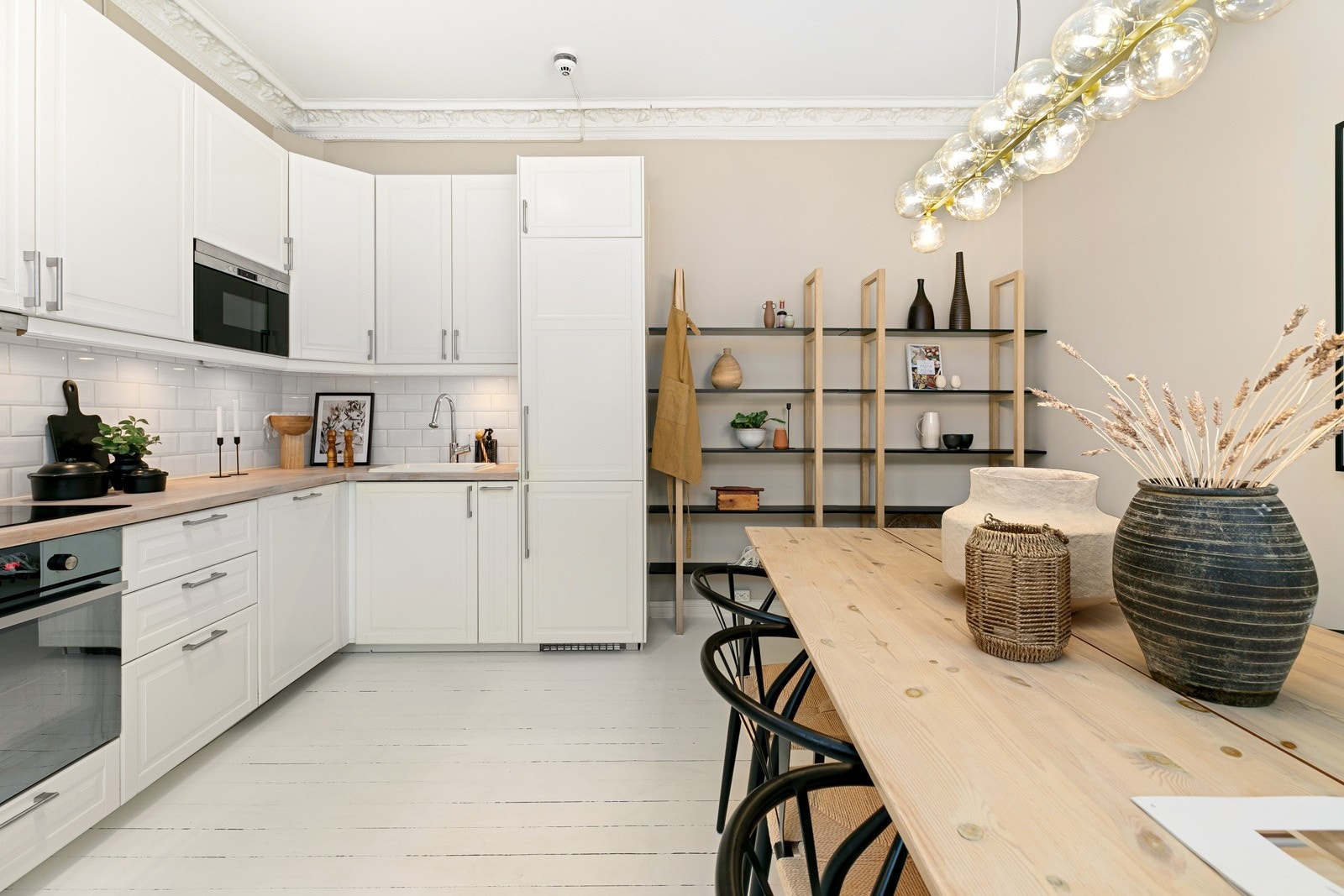 Kjøkkenet er fra IKEA med profilerte fronter. Innredningen er fra 2013, og består av benkeplate i heltre eik, flisfelt på vegg over benk og lys under overskap Galleribilde