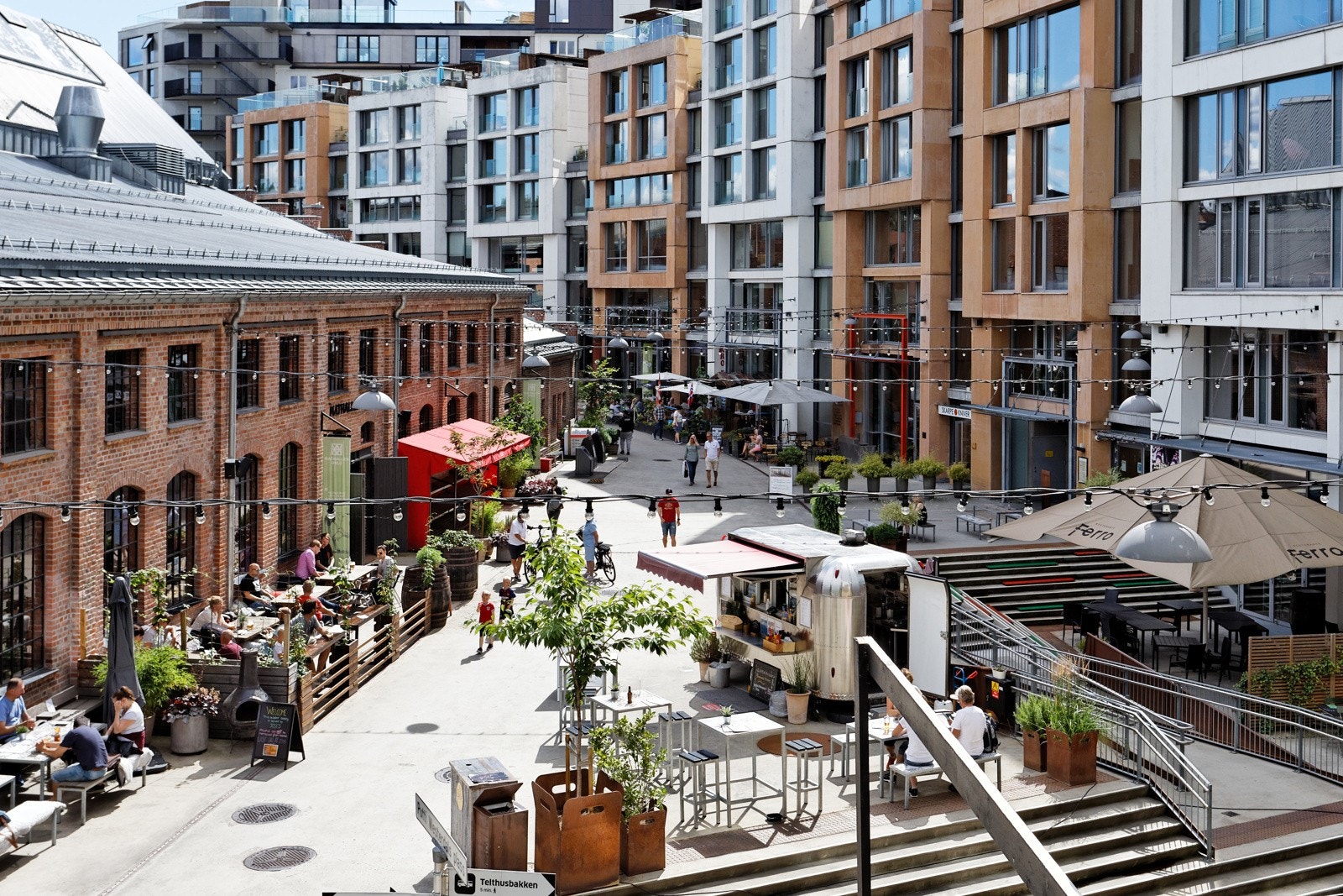 For å nevne noen av spisestedene i umiddelbar nærhet kan man trekke frem Bon Lio, Lofthus Restaurant, Pane e Vino og Südøst Restaurant Galleribilde