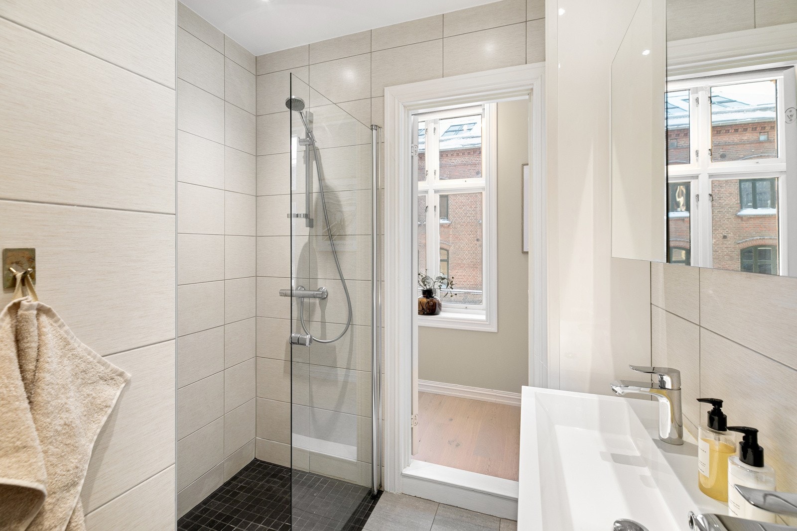 Baderommet byr videre på toalett og nedsenket dusjhjørne Galleribilde