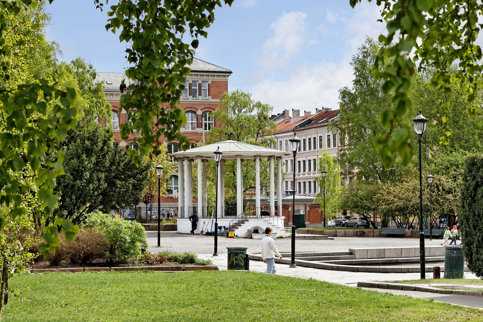 Området er mest kjent for sitt innholdsrike uteliv, hyggelige gate caféer, barer og restauranter, samt en rekke nisjeforretninger Galleribilde