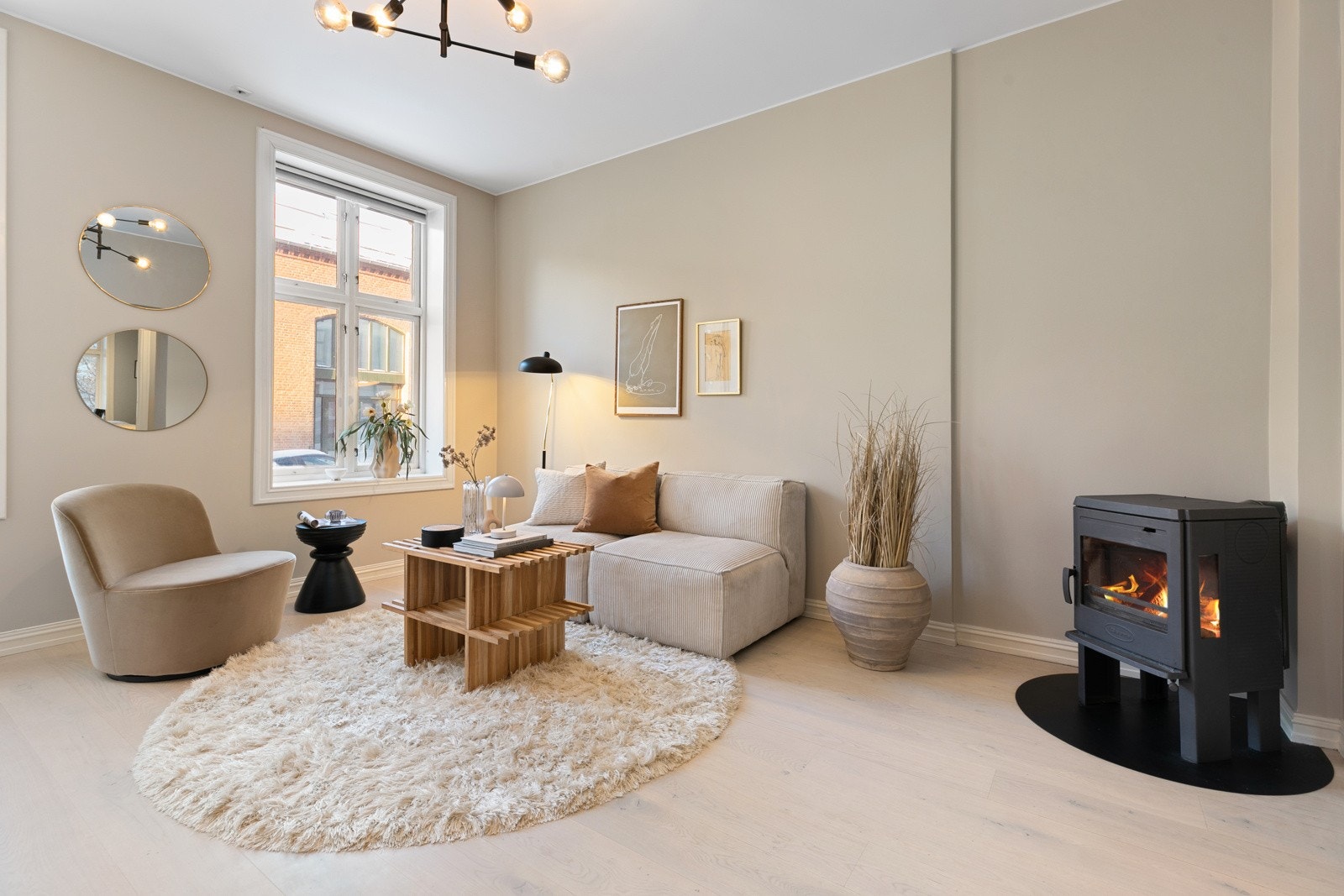 Boligen fremstår svært tiltalende med sine klassiske detaljer som stukkatur, god takhøyde på 2,80 meter og 1-stavs eikeparkett, samtidig som de moderne fasilitetene er tilstede Galleribilde