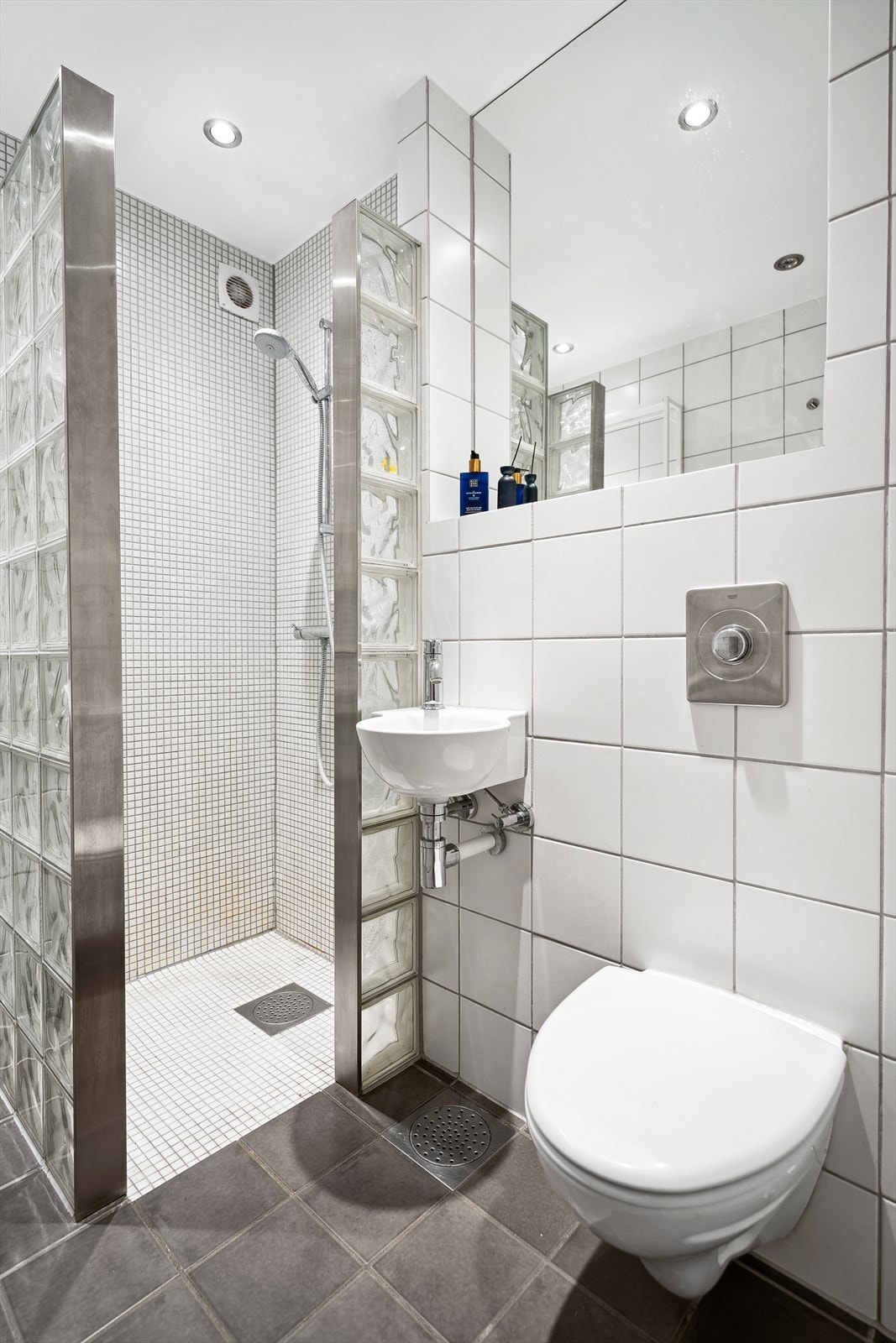 Gulvarme, dusjhjørne med glassbyggerstein og dusjutstyr. Galleribilde