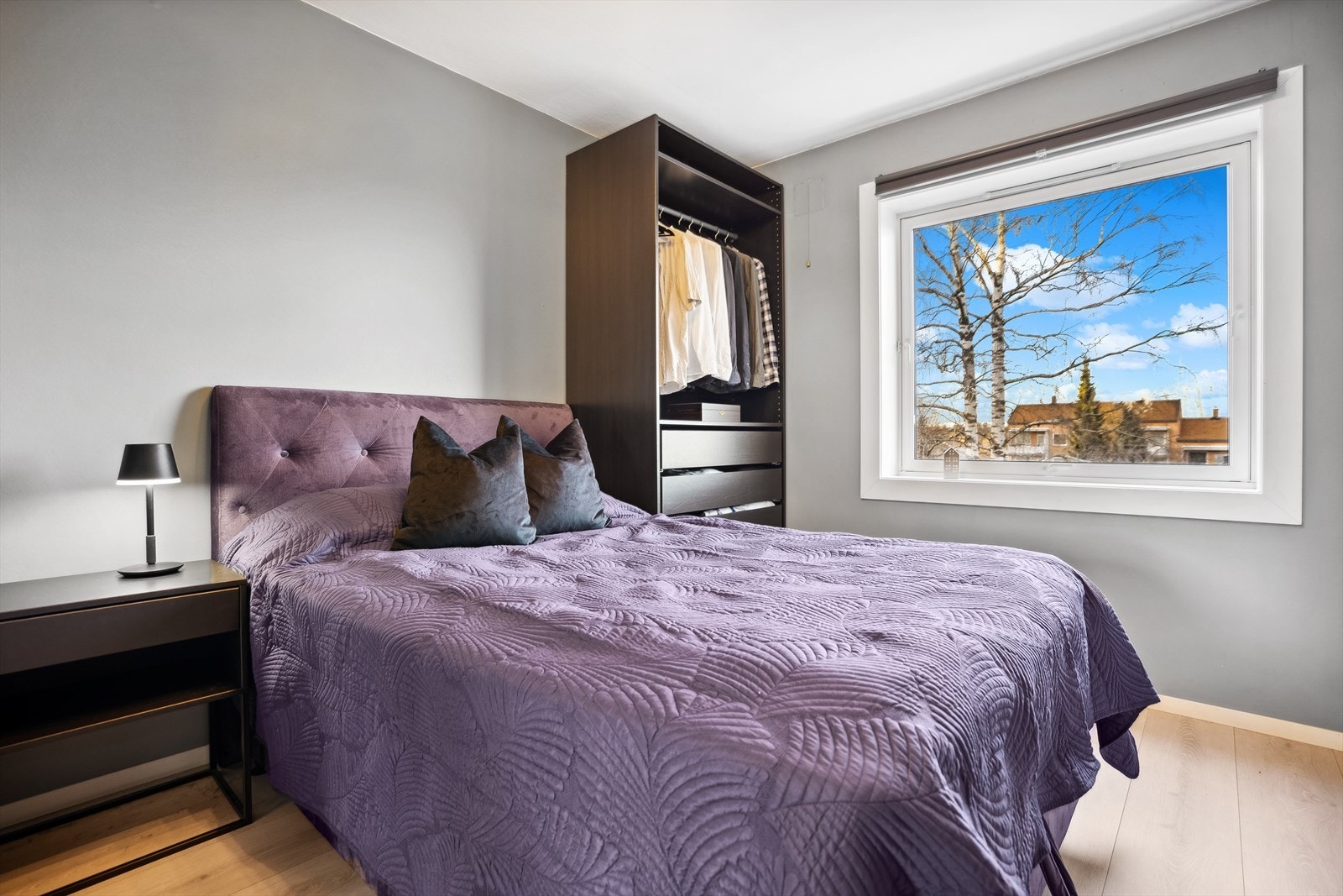 Leiligheten byr på 2 romslige soverom. Hovedsoverommet har god plass til dobbeltseng, garderobeskap og nattbord. Galleribilde