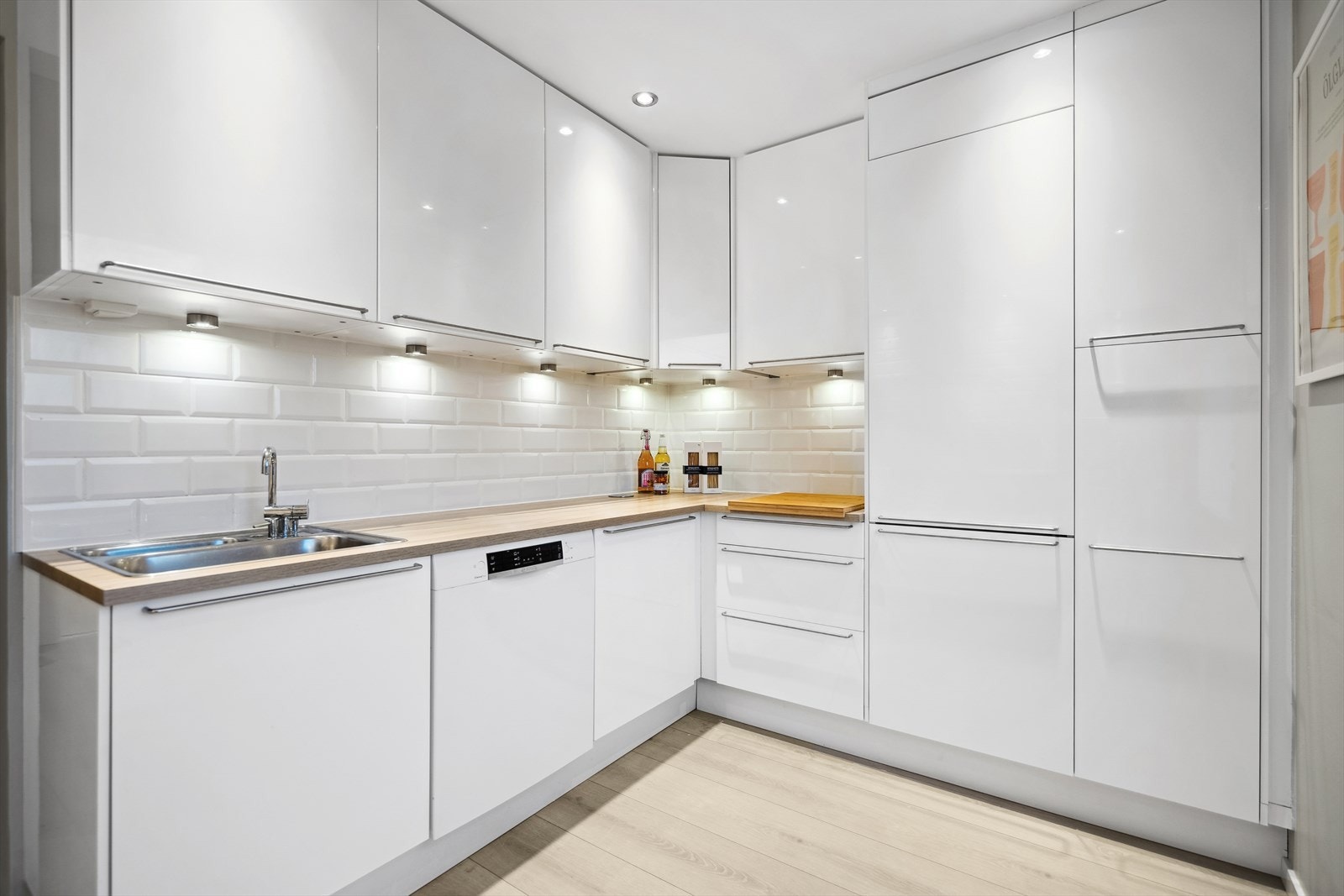 Kjøkkenet har integrerte hvitevarer som keramisk platetopp, stekeovn, oppvaskmaskin i egen nisje og kjøl/fryseskap. Galleribilde