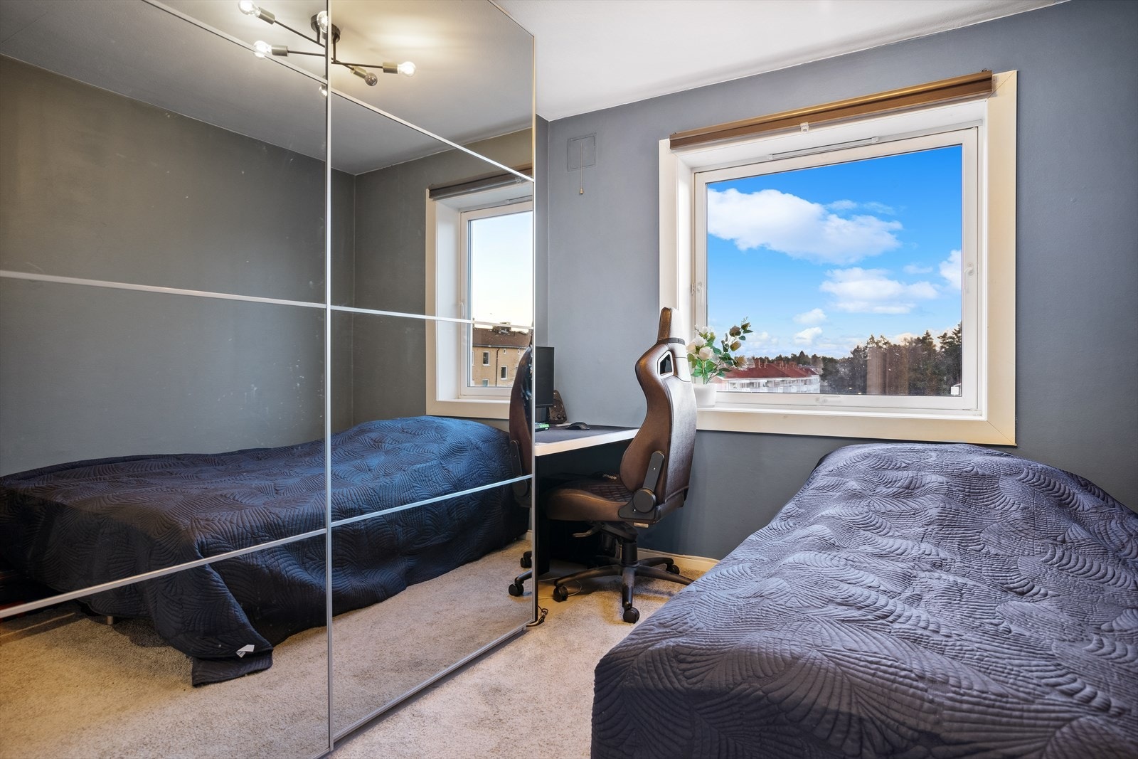 Det andre soverommet egner seg godt som barnerom, gjesterom eller kontor. Laminatgulv. Galleribilde