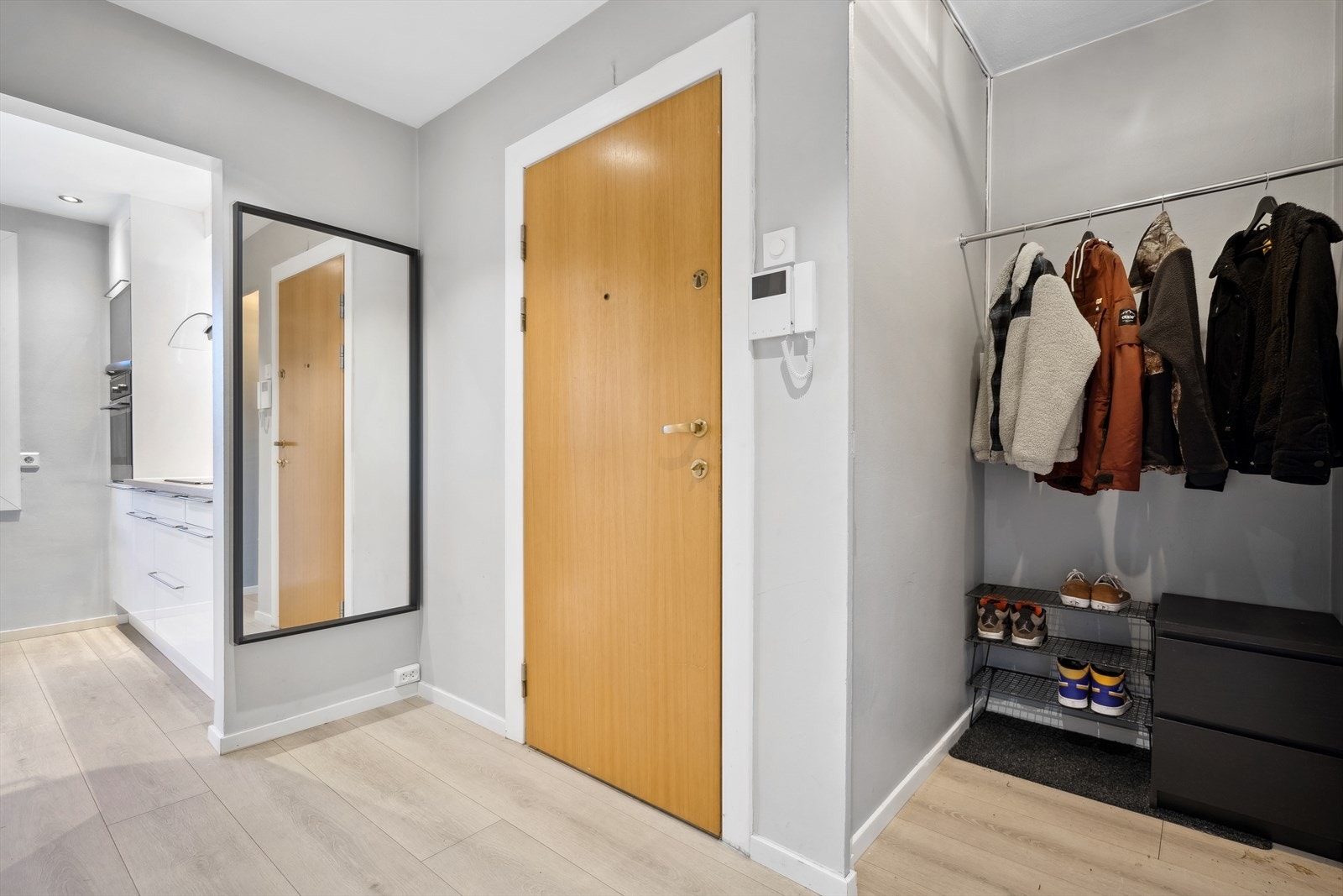 Lys og innbydende entré med plass til å henge fra seg yttertøy og sette fra seg sko. Galleribilde