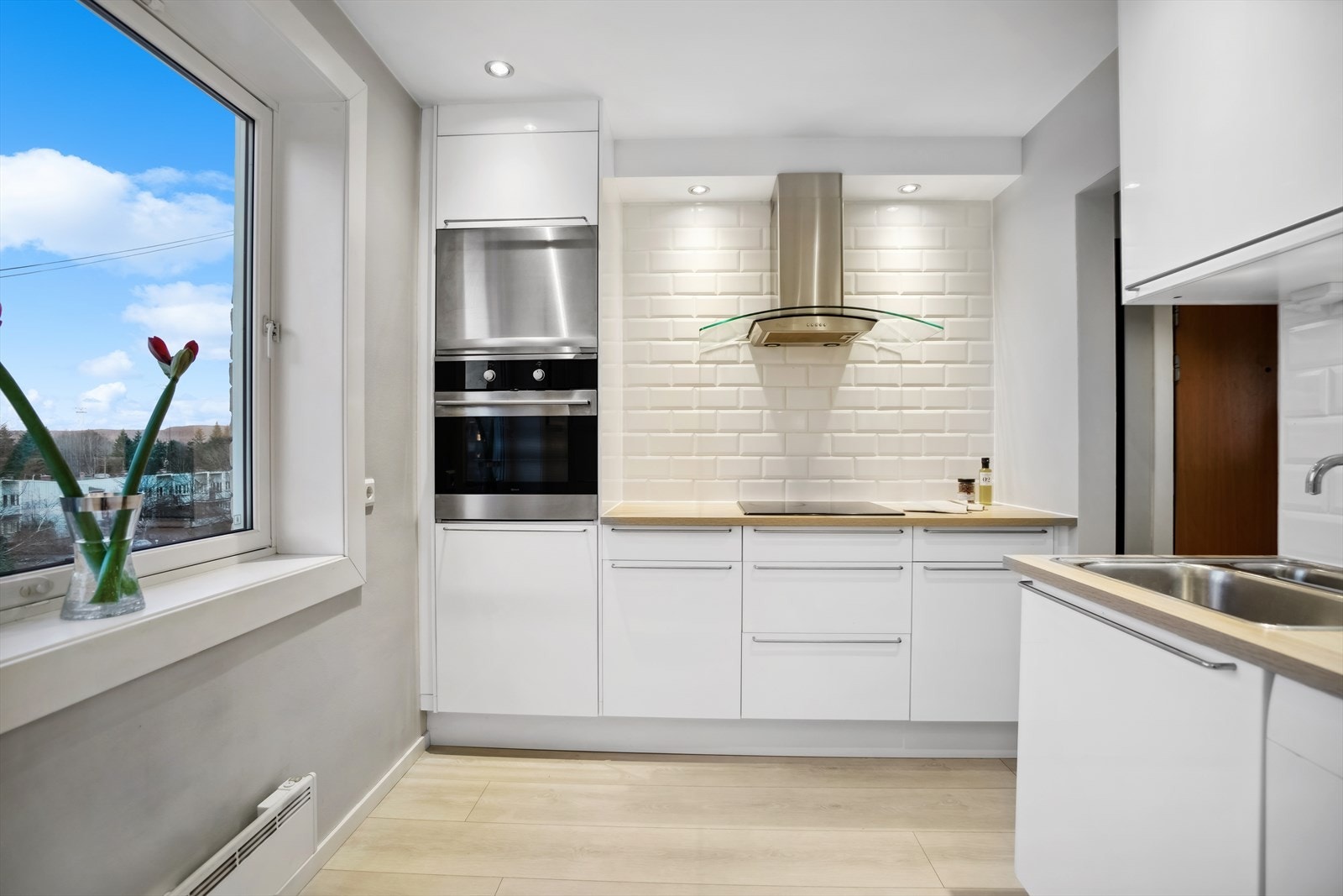 Downlights under overskap. Fliser på vegg over benkeplaten. Galleribilde