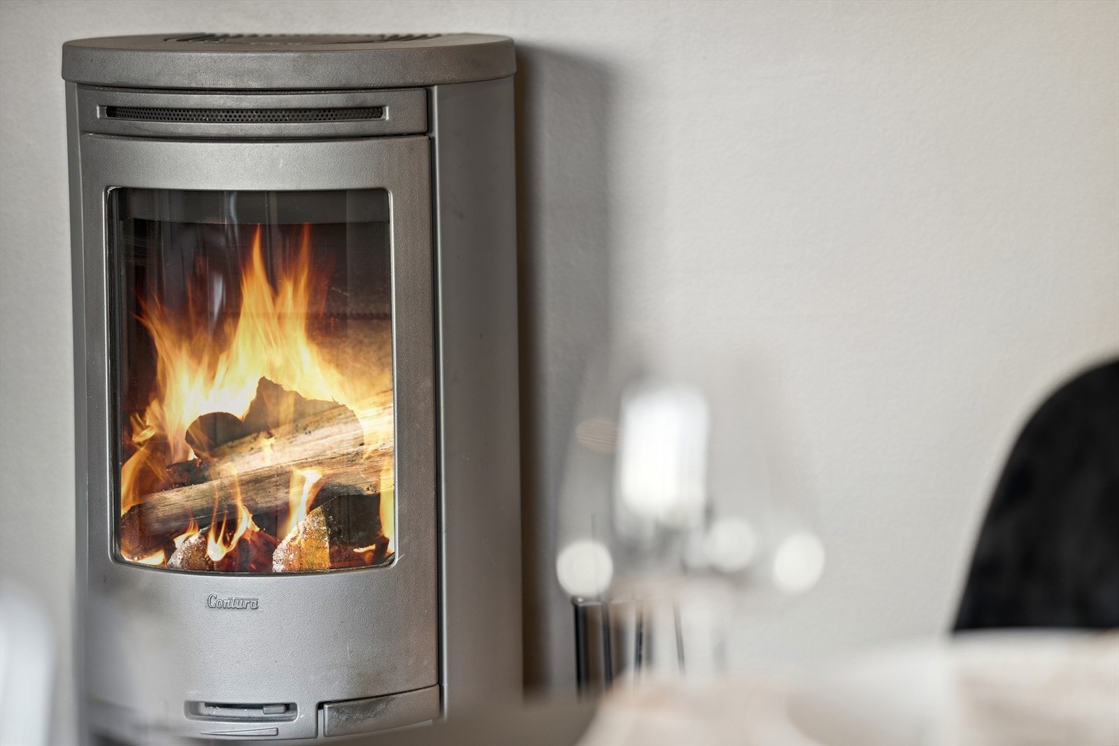 Den flotte peisen gir en lun atmosfære i stuen. Galleribilde