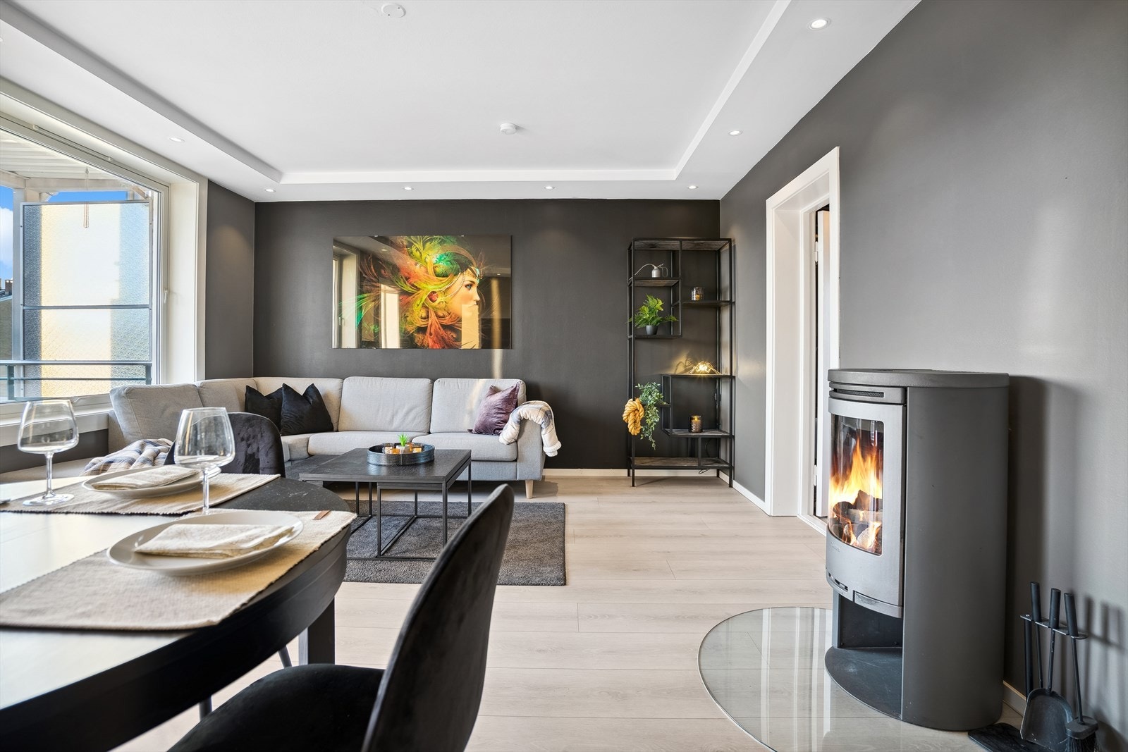 Leiligheten byr på en lys og romslig stue. Stuen er malt i tidsriktige farger og har moderne gulvflater. Galleribilde