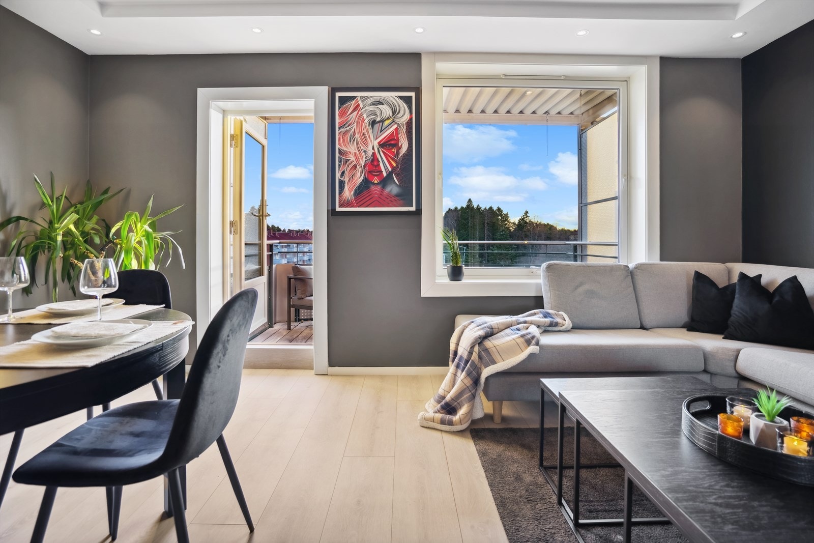 Dette er en attraktiv toppleilighet med 2 romslige soverom, separat kjøkken, solrik balkong og god standard. Galleribilde