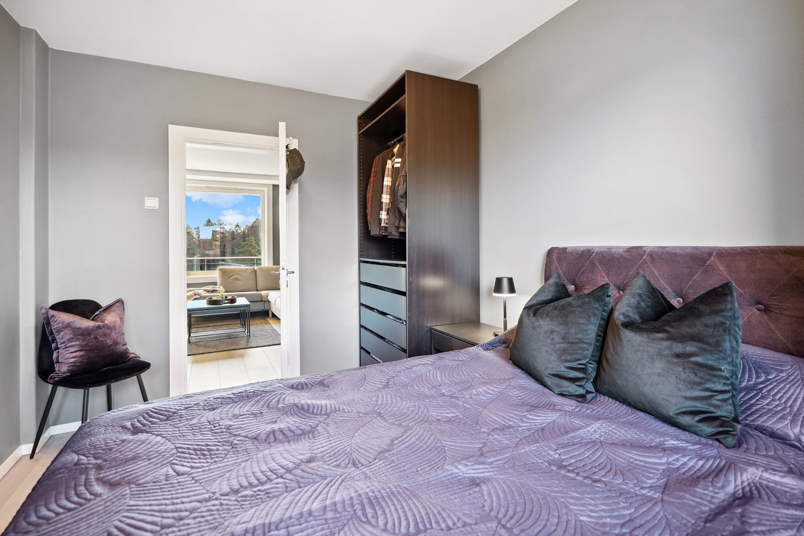 Garderobeløsning på begge soverom følger med salget. Galleribilde