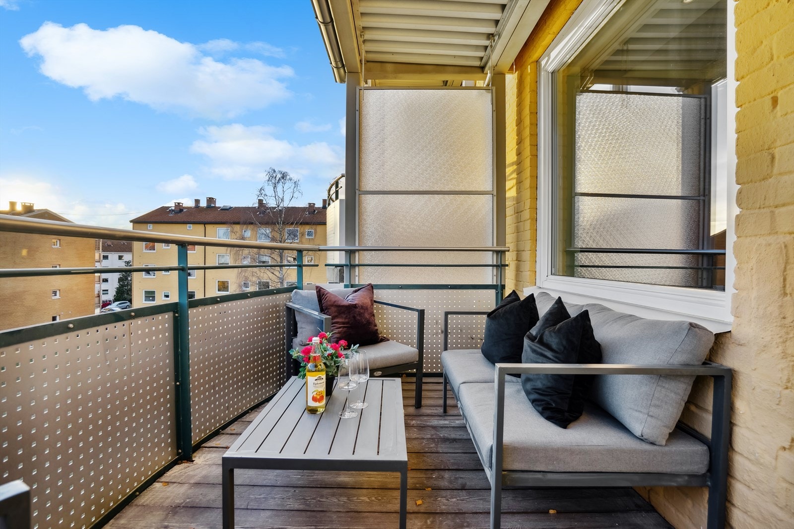 Fra stuen er det utgang til en solrik sydvendt balkong med god plass til sittegruppe og grill. Balkongen er målt til ca. 7m². Galleribilde