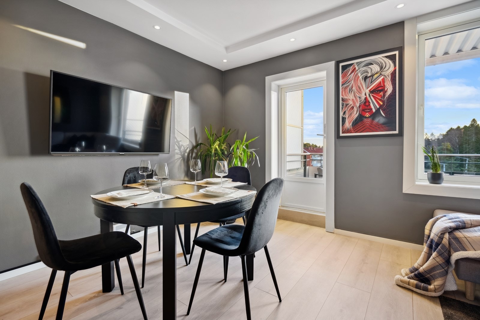 Det er god plass til både sofagruppe, mediamøbler og spisebord. Galleribilde