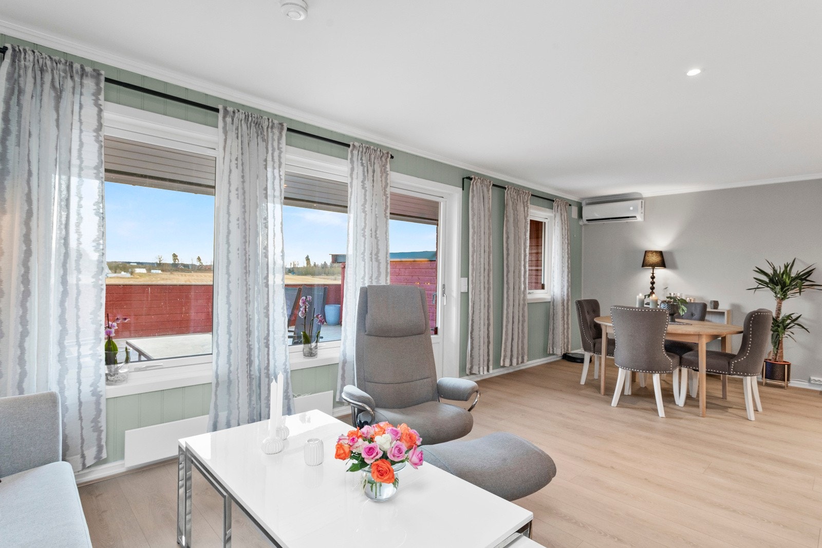 Stue og spisestue med store vindusflater Galleribilde