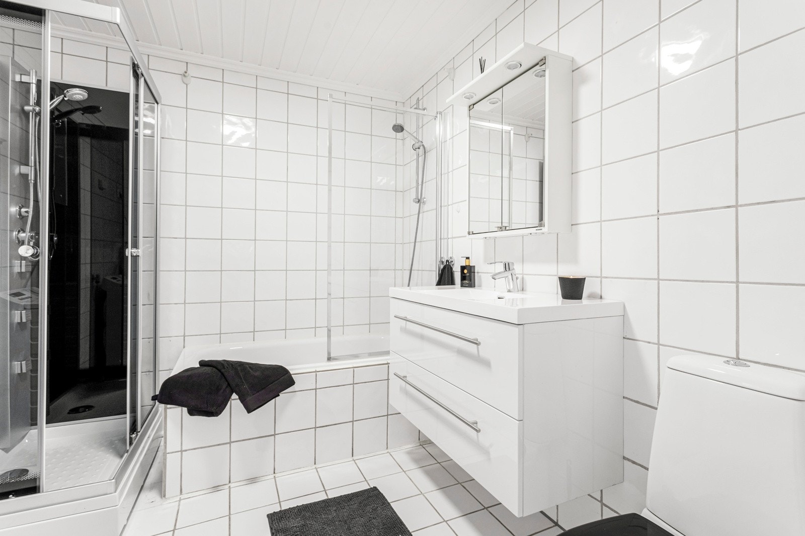 Baderom med badekar og dusjkabinett Galleribilde