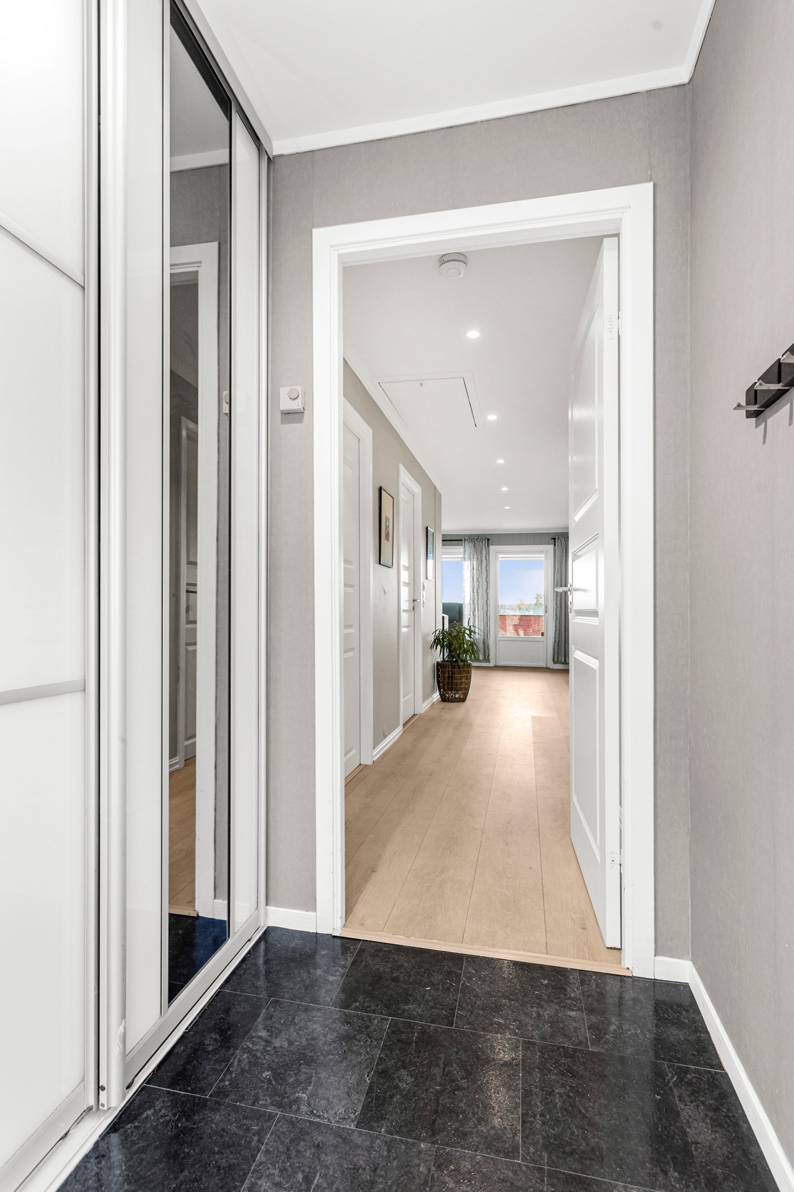Inngangsparti med skyvedørsgarderobe Galleribilde